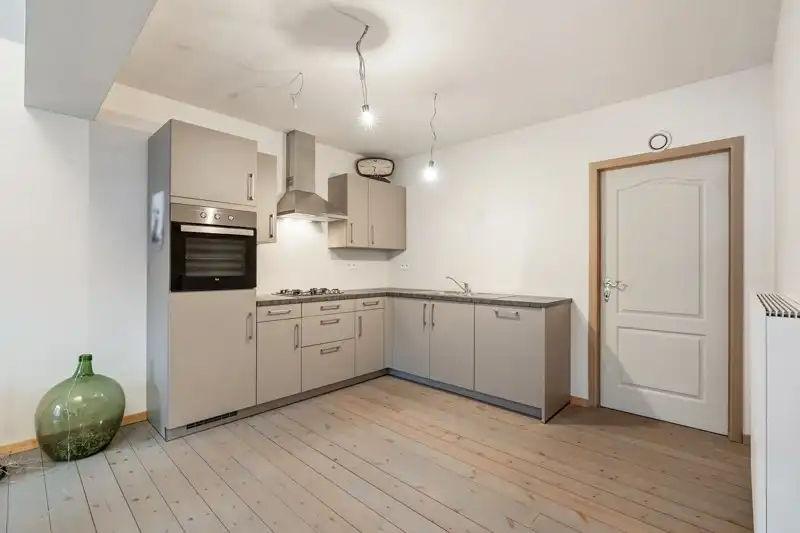 Handelsruimte met woonappartement in het centrum van Wommersom foto 12