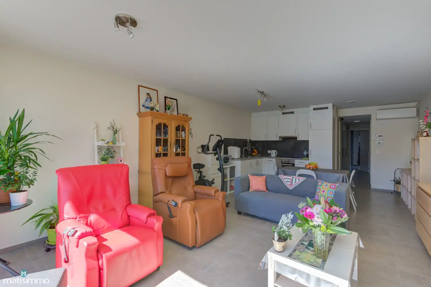 INSTAPKLAAR GELIJKVLOERS APPARTEMENT MET TUIN EN AUTOSTAANPLAATS NABIJ HET STADSCENTRUM VAN BILZEN foto 3