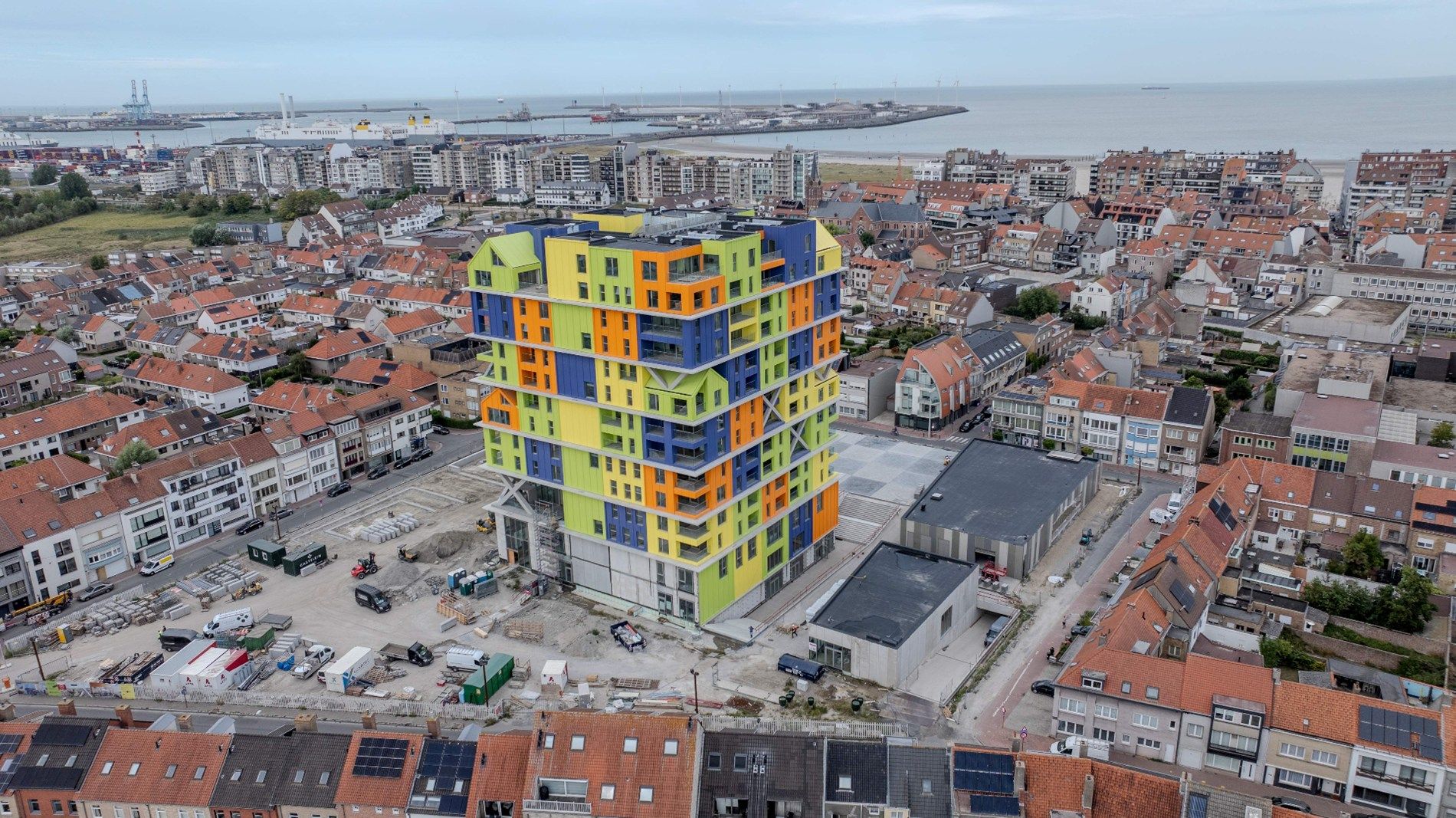 HOOST is een iconische toren met een expressief gevelontwerp op enkele honderden meters van de zee foto 3