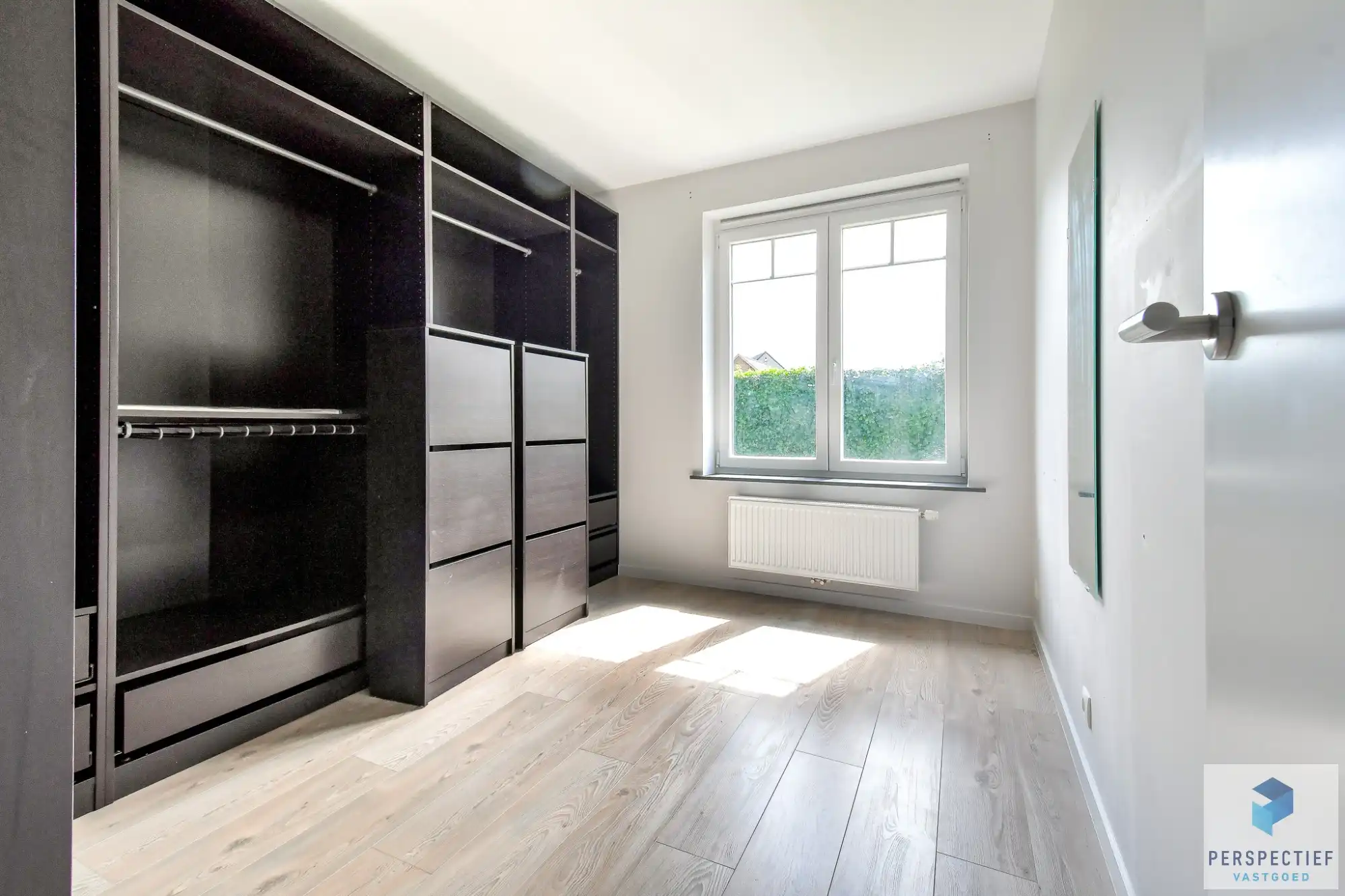 BEZOEKMOMENT WOENSDAG 15/07 VAN 16.30U TOT 17.30U | Ruim gelijkvloers appartement met 2 slaapkamers, voor- én achtertuin met terras & staanplaats foto 17