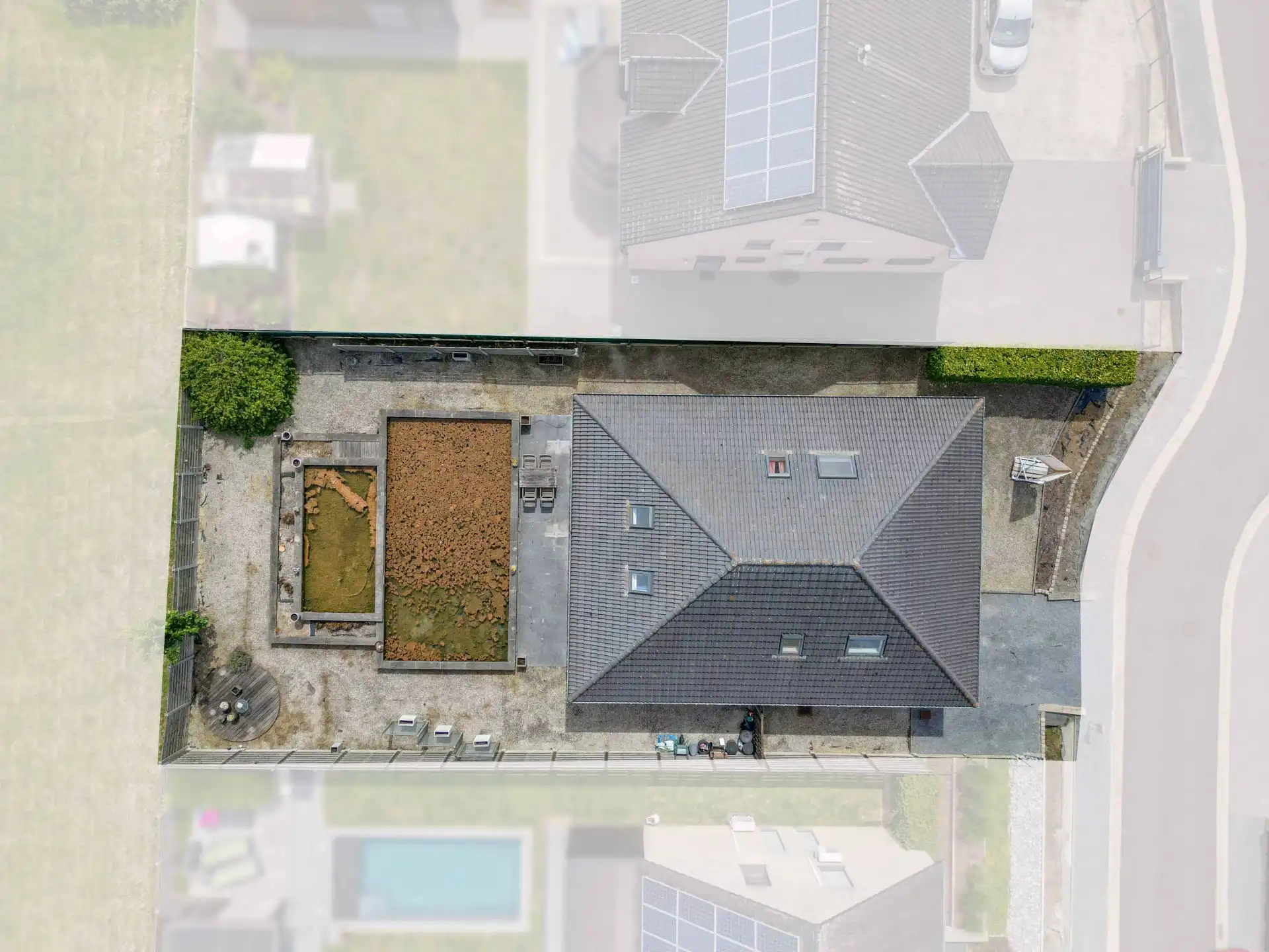 Ruime open bebouwing met zonnige tuin foto 33