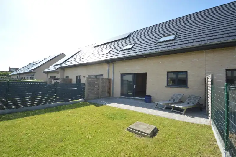 Prachtig afgewerkte woning met aangelegde tuin & garage foto 3
