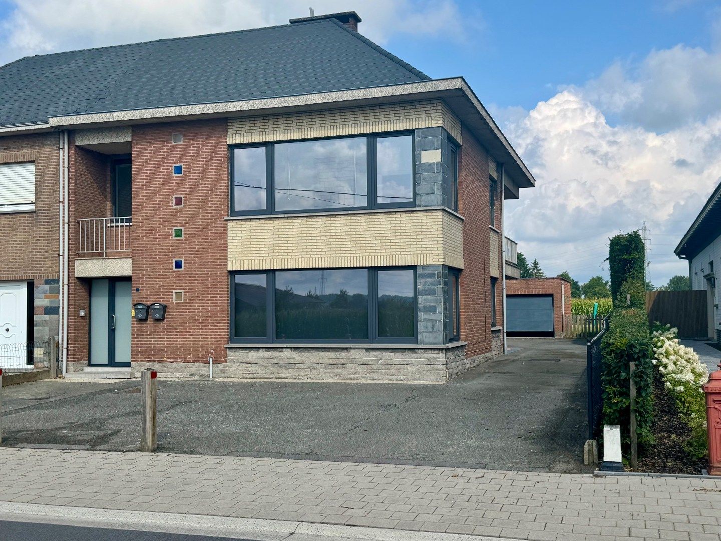 Mooi instapklaar 2-slaapkamerappartement met garage en parking in Merchtem foto 2