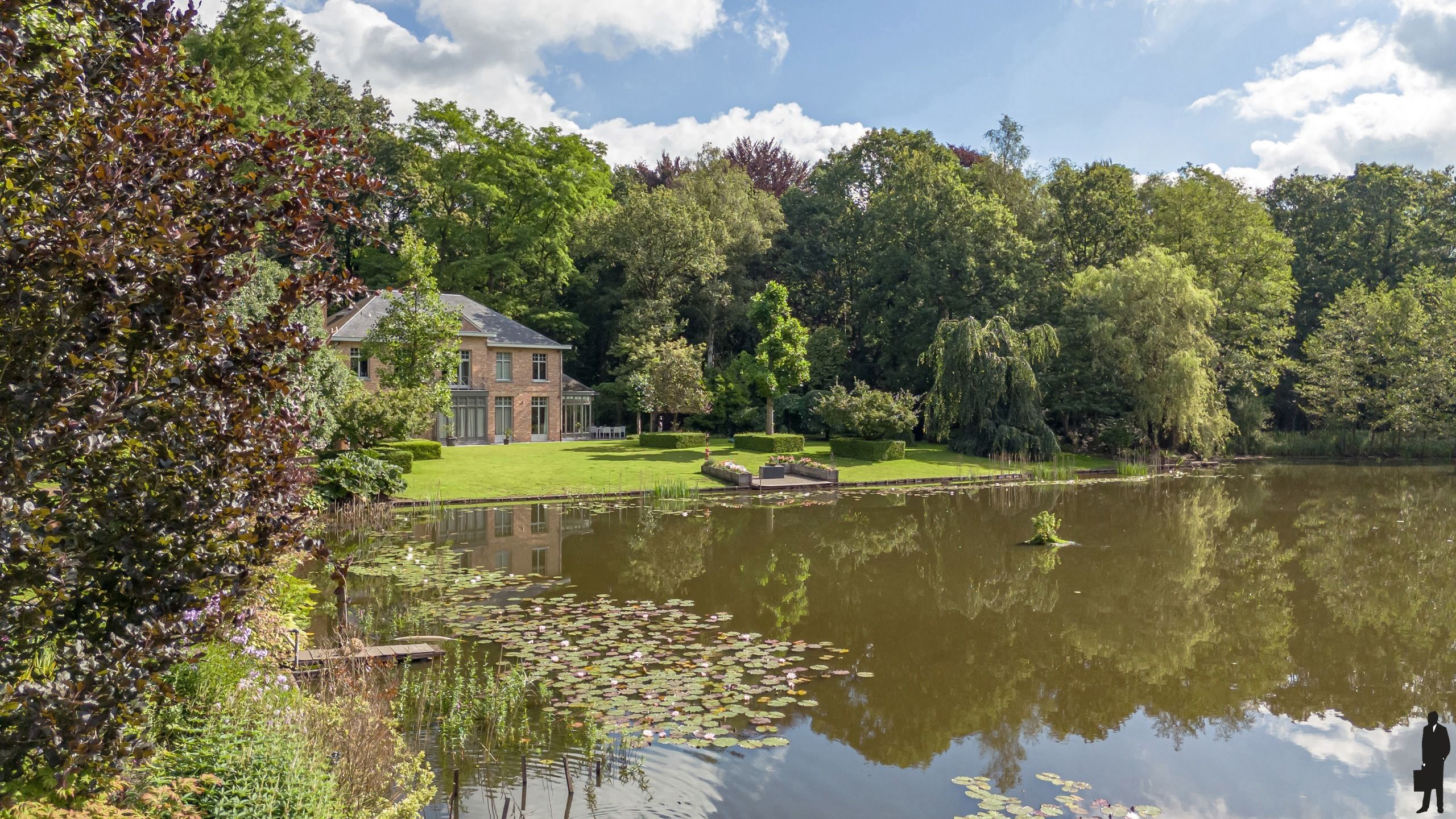 Unieke en zéér centraal gelegen villa op een parkdomein van ca. 9.847 m²! foto 58