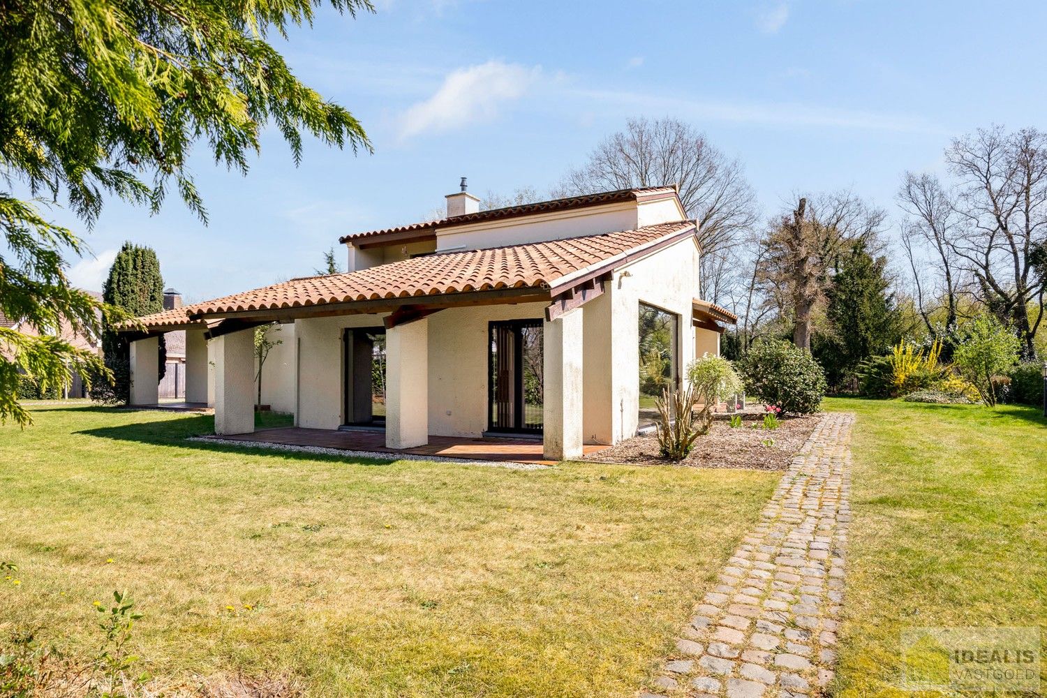 SCHITTERENDE VILLA OMRINGD DOOR PRACHTIGE TUIN MET EEN ZUIDERSE TOETS! foto 5