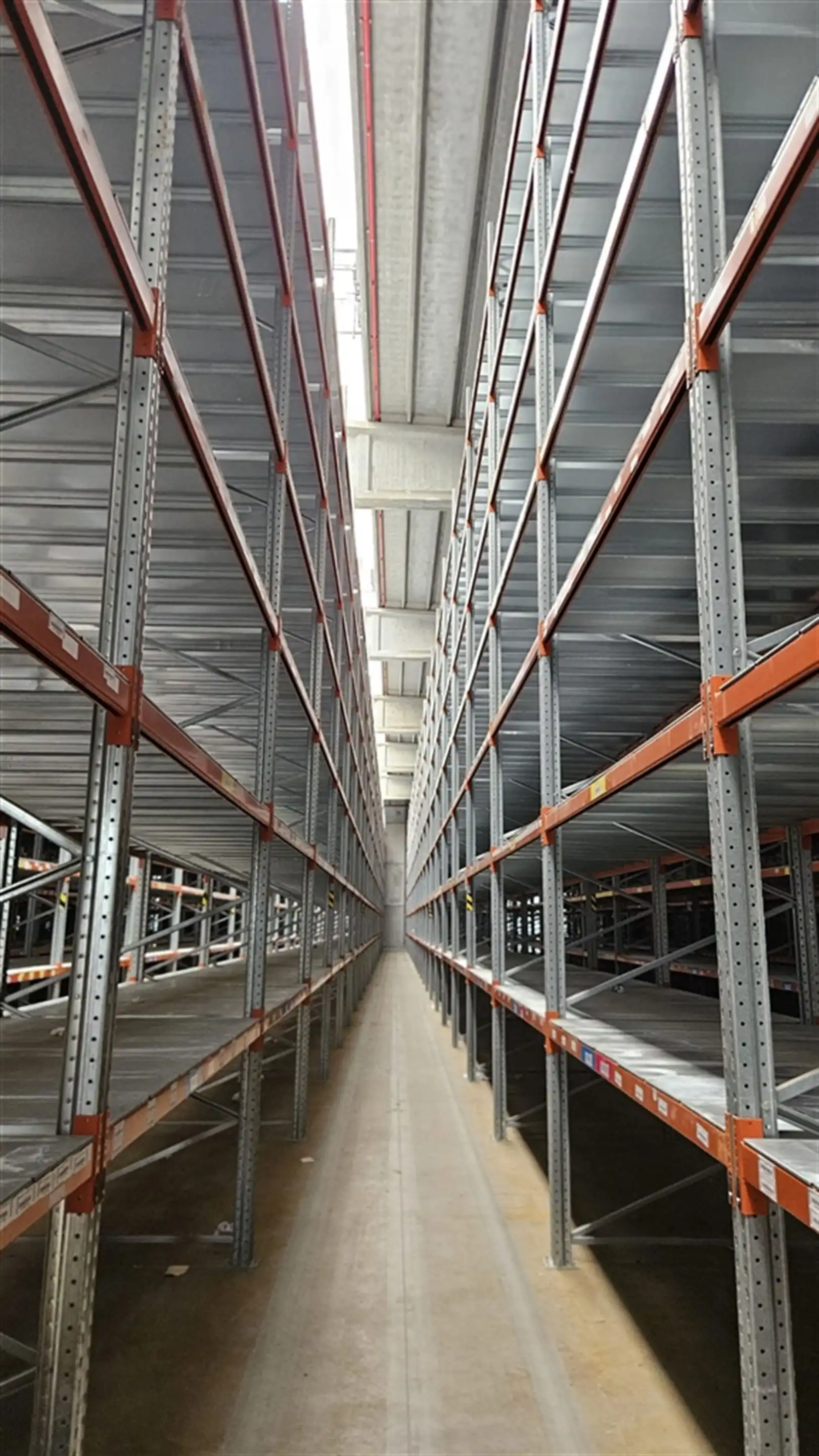 Magazijn met laadkades en kantoren foto 11