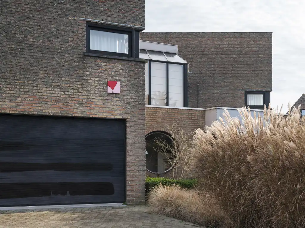 Hoofdfoto van de publicatie: Brutalistische woning ‘Haerick’, gebouwd in 1976 naar ontwerp van architecten Xavier De Wulf en Johan De Vos.