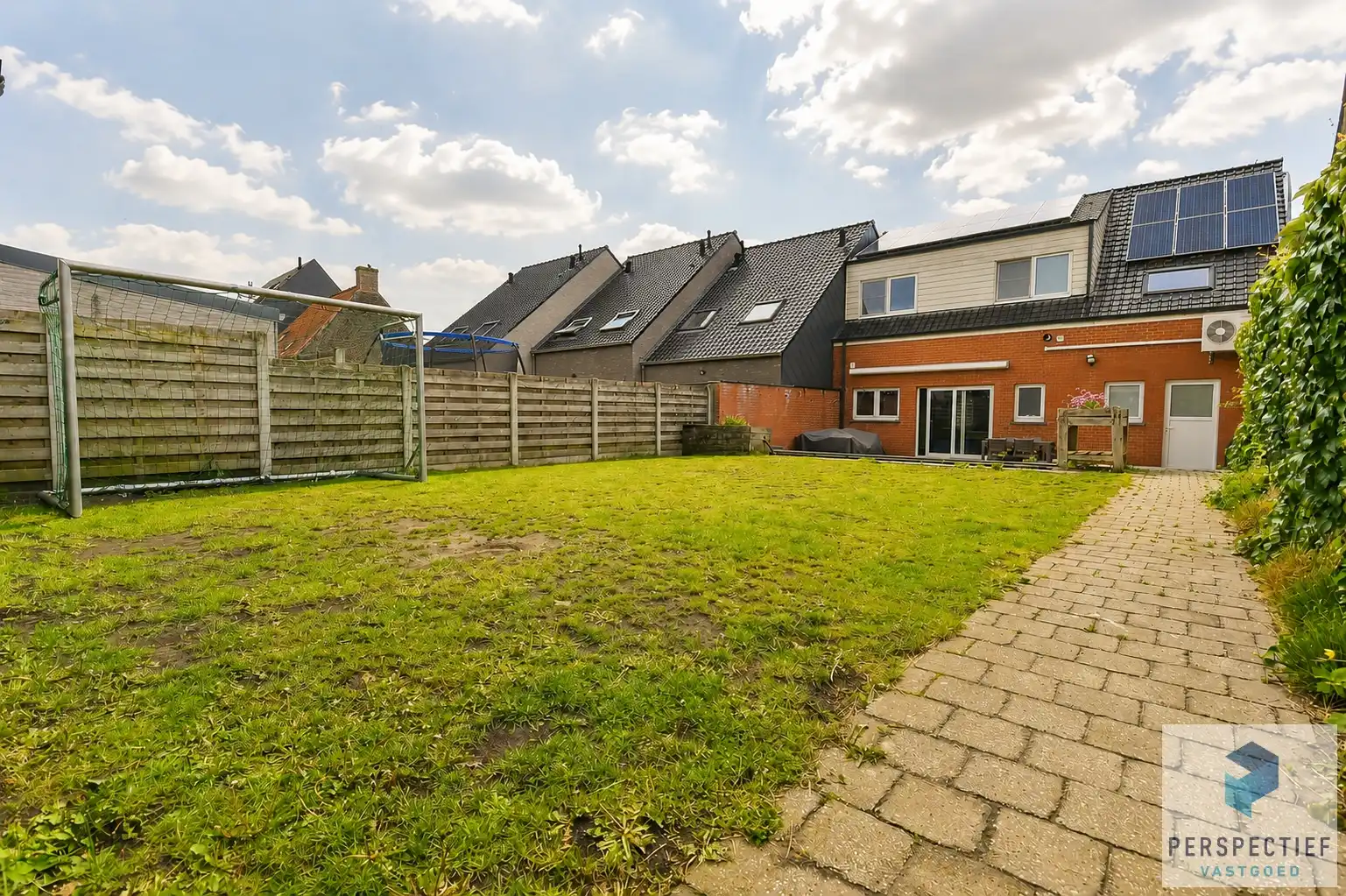 BEZOEKMOMENT ZATERDAG 30/05 VAN 11U TOT 12U30 | Rustig gelegen ruime halfopen woning met uitweg & bijgebouw/garage foto 2