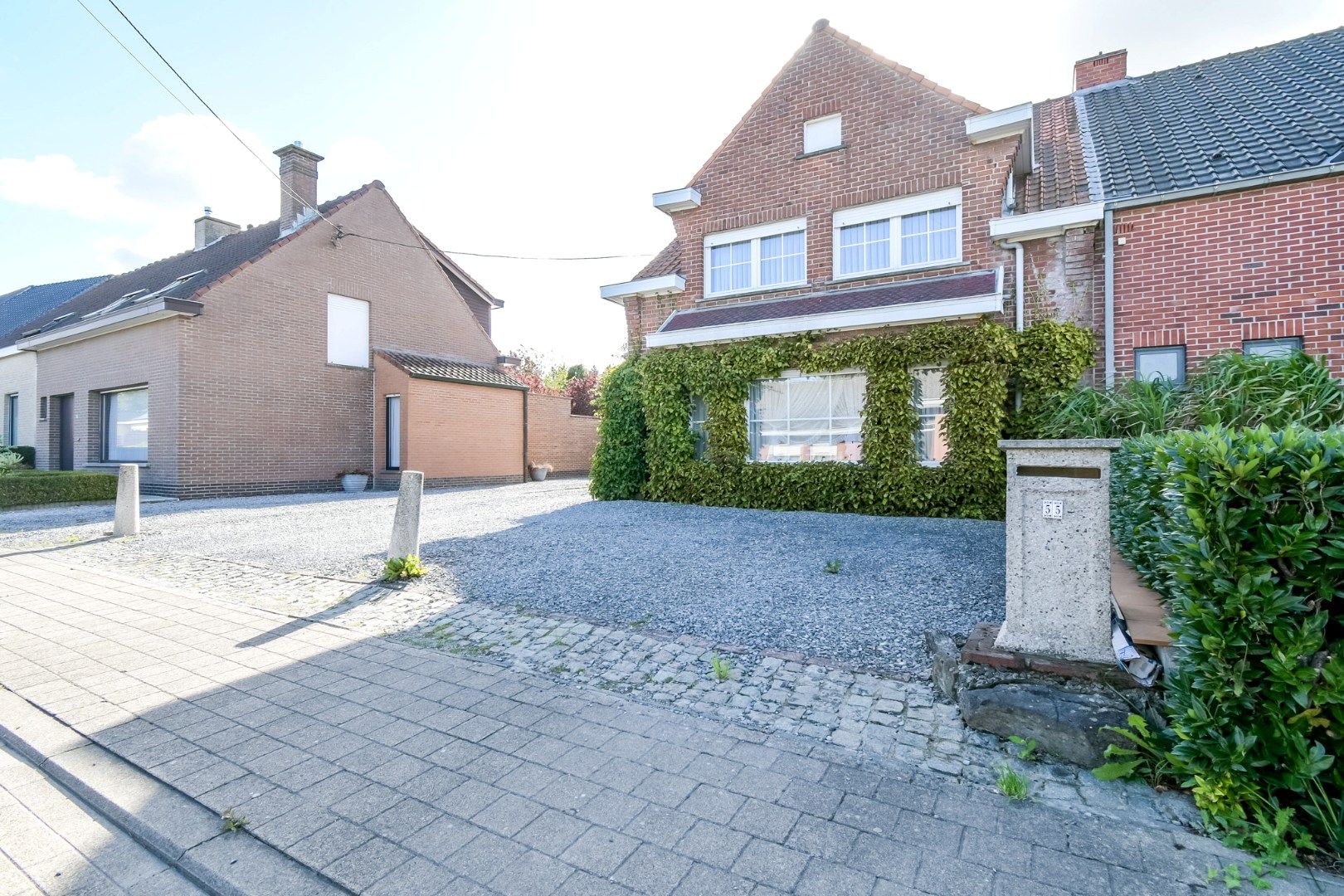 Welkom in deze charmante woning in Torhout! foto 2