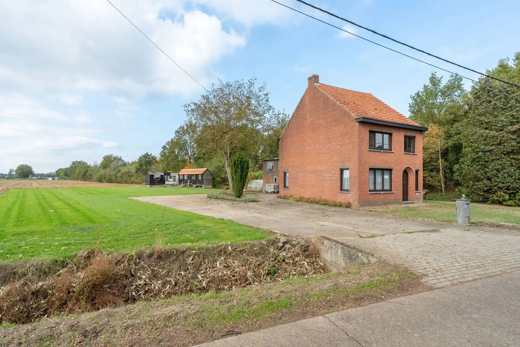 Te renoveren woning op een mooi en gunstig gelegen perceel van in totaal 6.449 m². foto 3