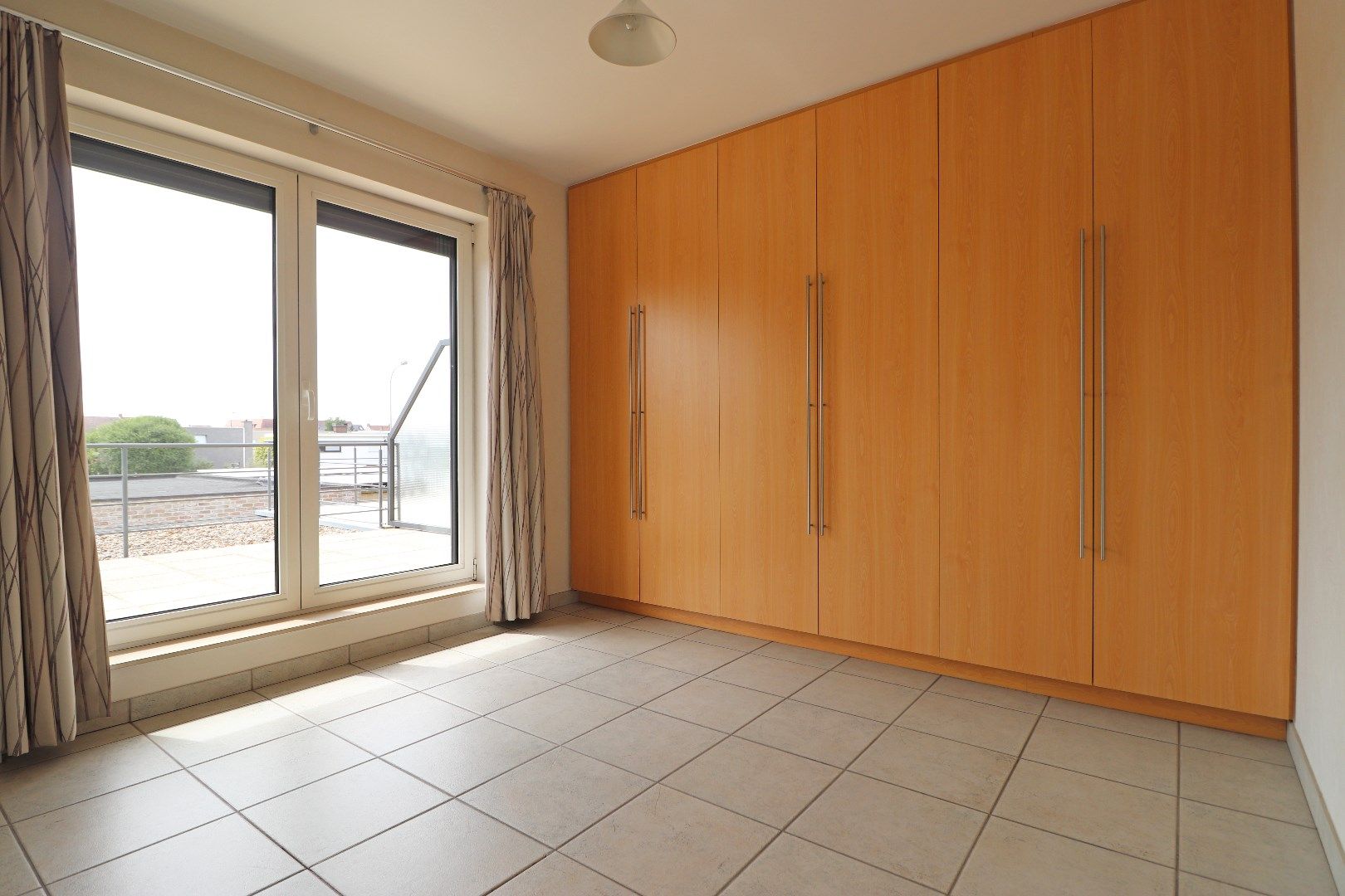 Verzorgd appartement met ruim terras foto 6