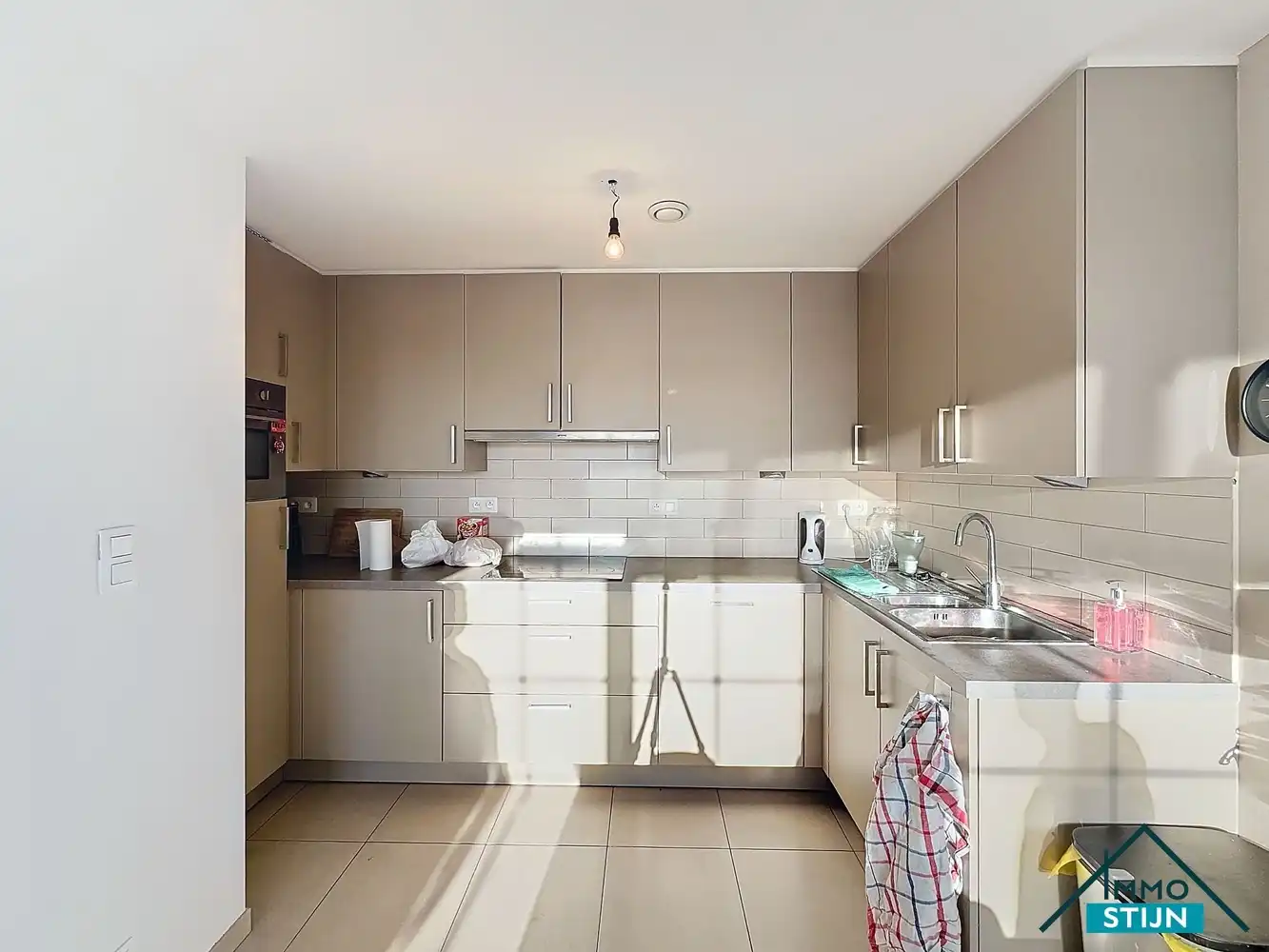 Lichtrijk appartement met twee slaapkamers en ruime garage foto 4