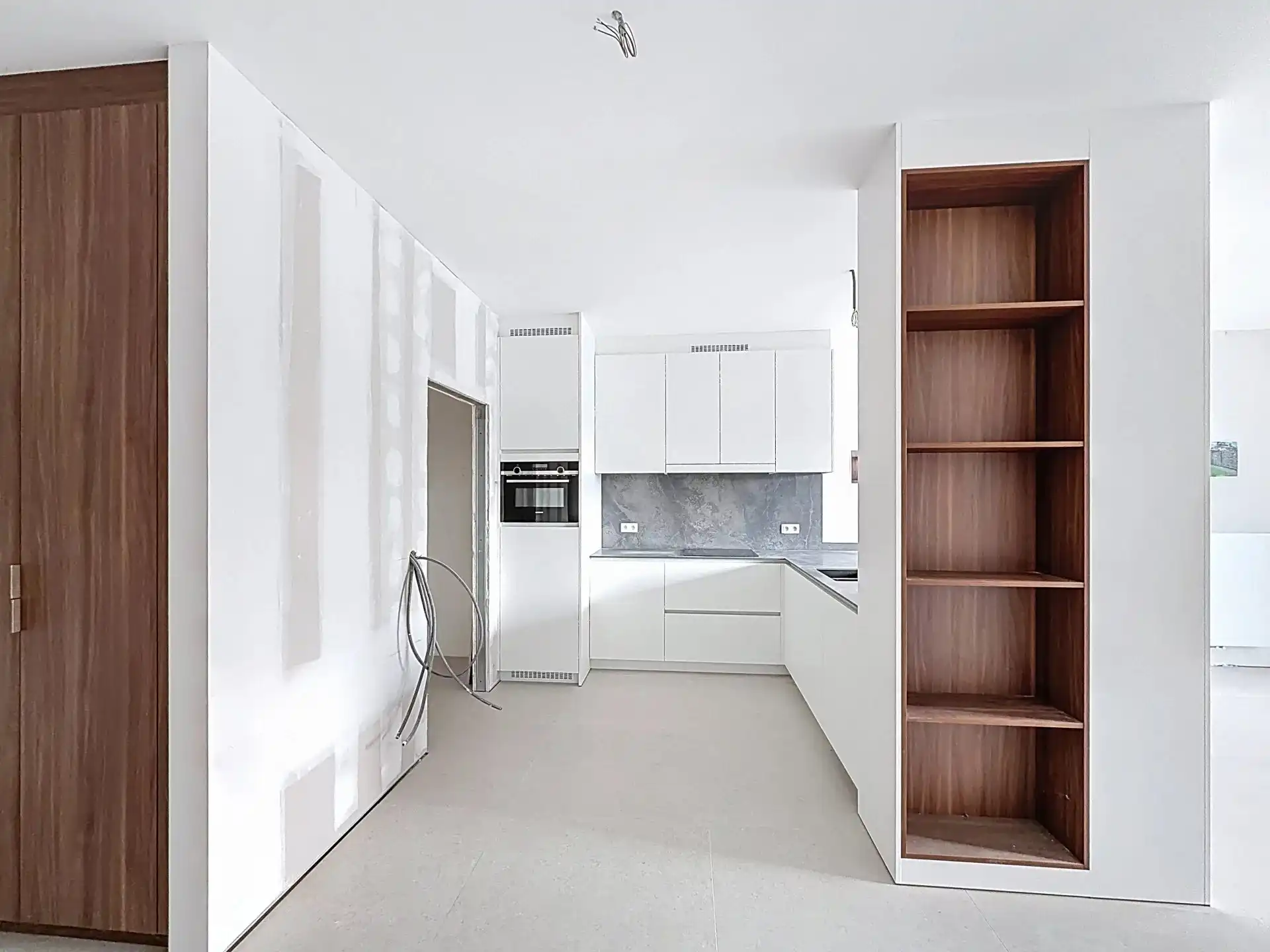 Luxueus en modern afgewerkt gelijkvloers appartement met tuin, 1 slaapkamer en 2 staanplaatsen. foto 6