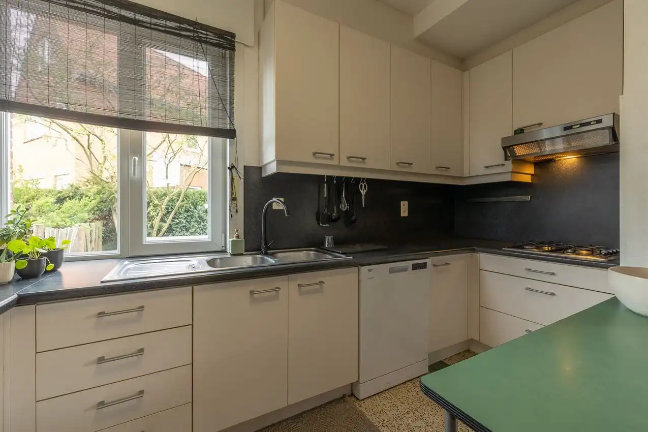 Centraal gelegen woning met garage, 3 slpk. en tuin foto 10