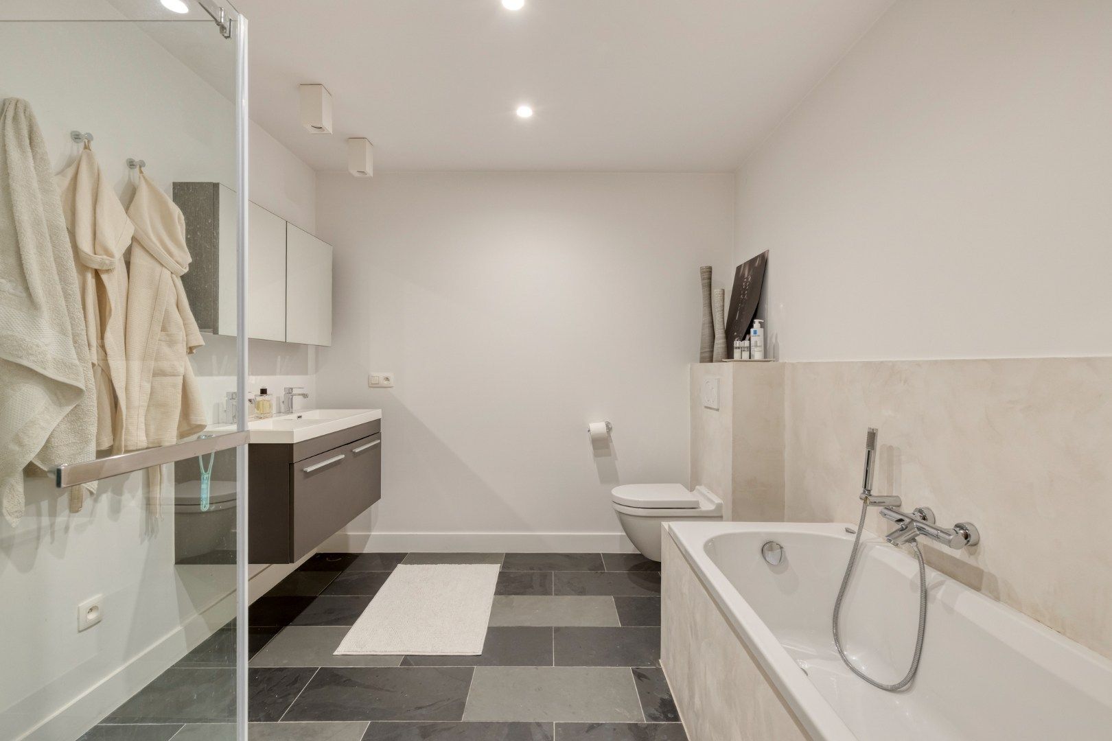 ENERGIEZUINIGE-INSTAPKLARE woning met GARAGE foto 7