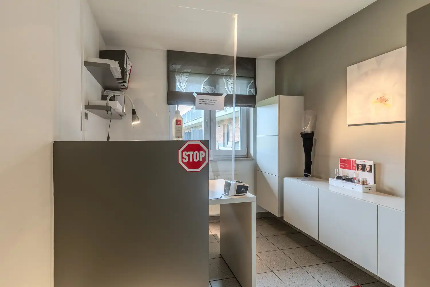 Appartement met drie slaapkamers, momenteel ingericht als dokterspraktijk in Maasmechelen. foto 23