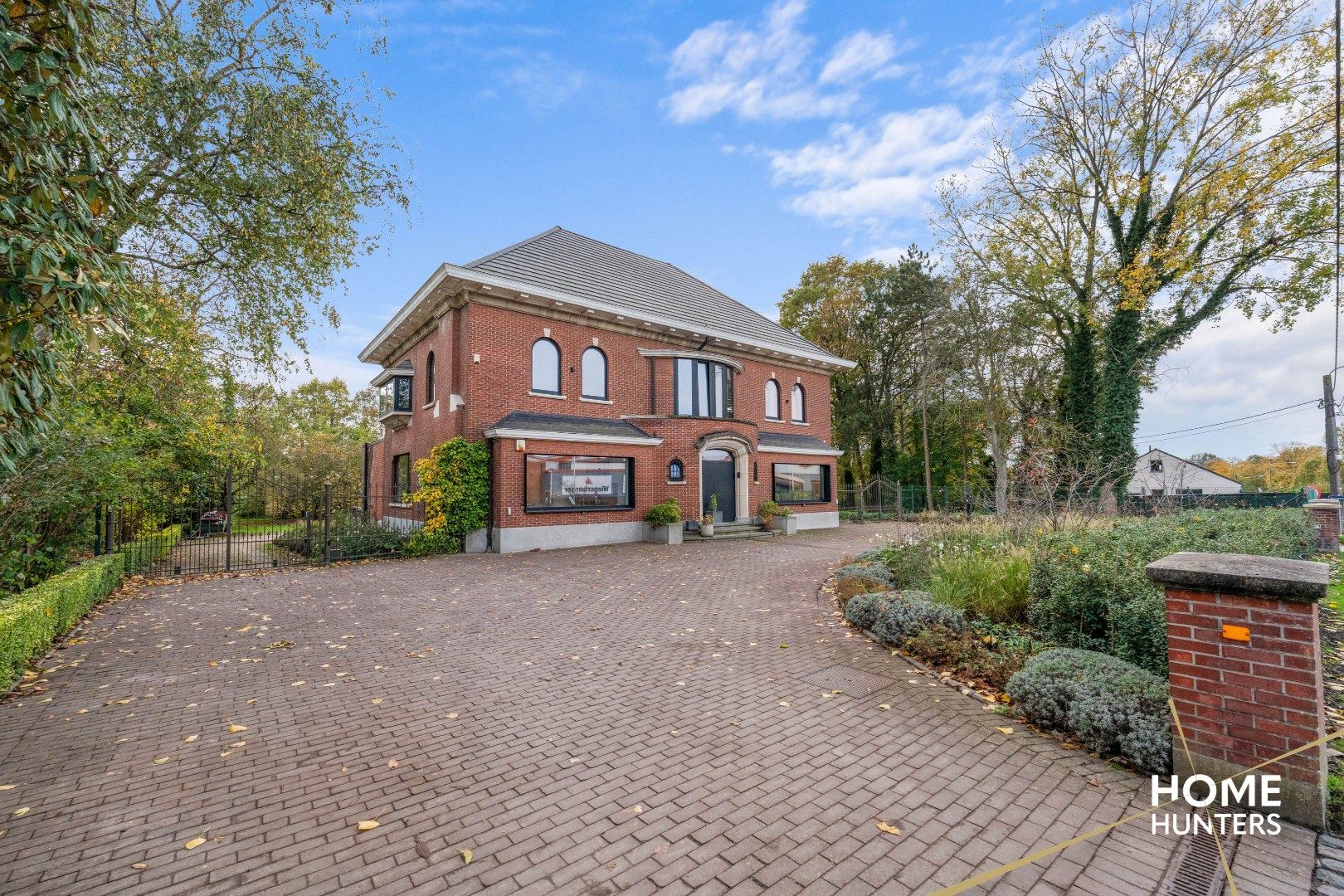 Riante villa in Zonnebeke op 8.374 m² met praktijkruimte, zwembad en volledige kelder foto 3