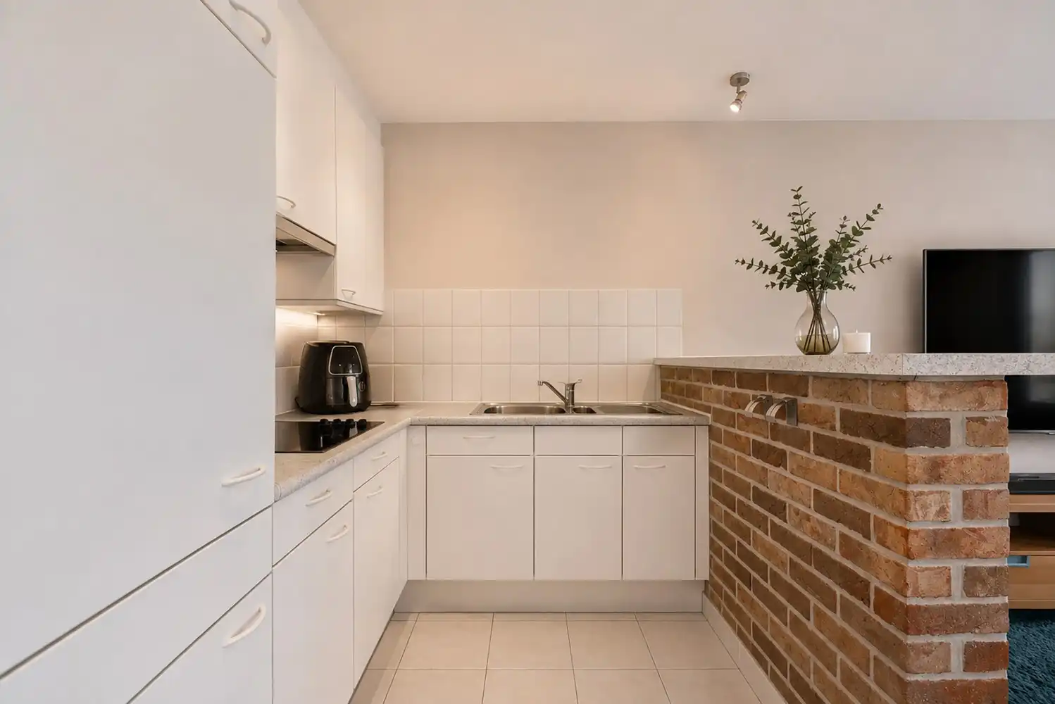 Instapklaar 2-slaapkamer appartement met royale garagebox en autostaanplaats! foto 8