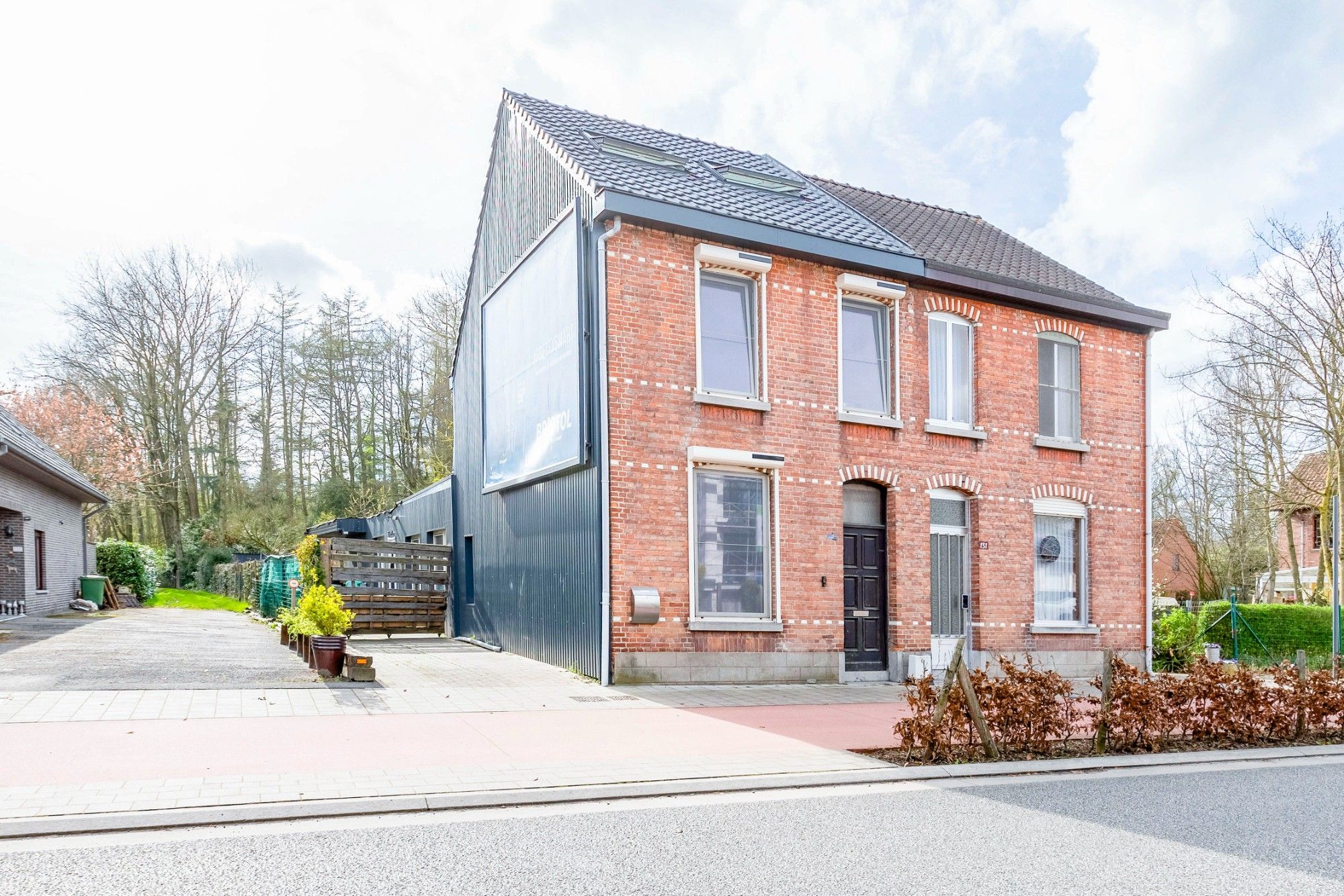 Te vernieuwen halfopen bebouwing boordevol potentieel met grote tuin foto 1