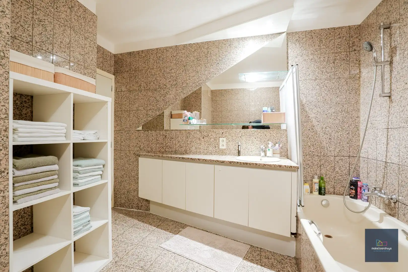 Goed gelegen en ruim instapklaar 2-slp. app.  foto 15