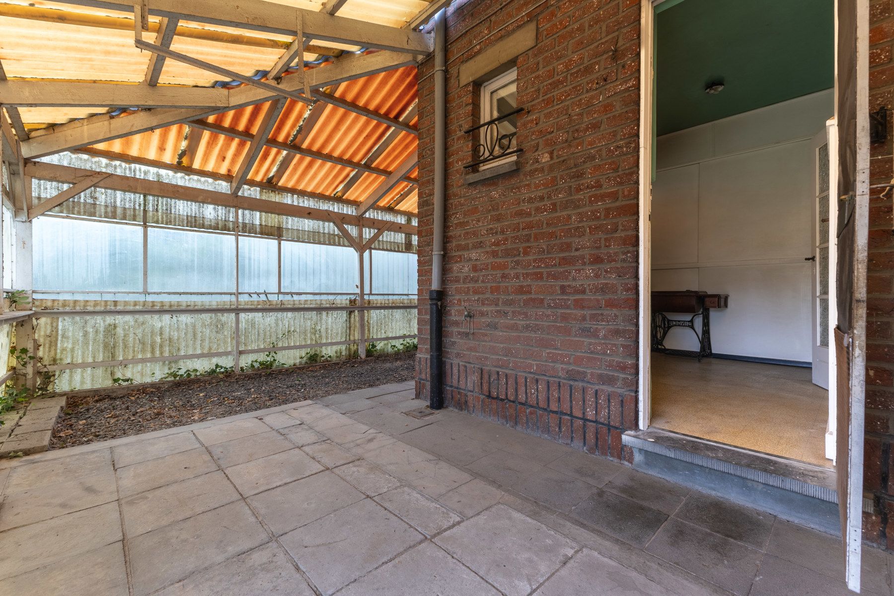 Gunstig gelegen te renoveren driegevelwoning foto 10