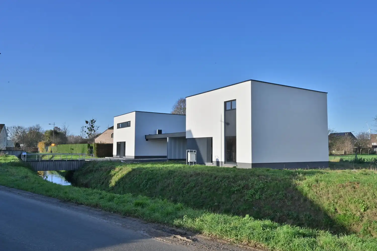 Laatste van 4 moderne nieuwbouwwoningen met 3 slaapkamers en een dubbele carport, residentieel en landelijk gelegen te Maasmechelen-Boorsem foto {{pictureIndex}}