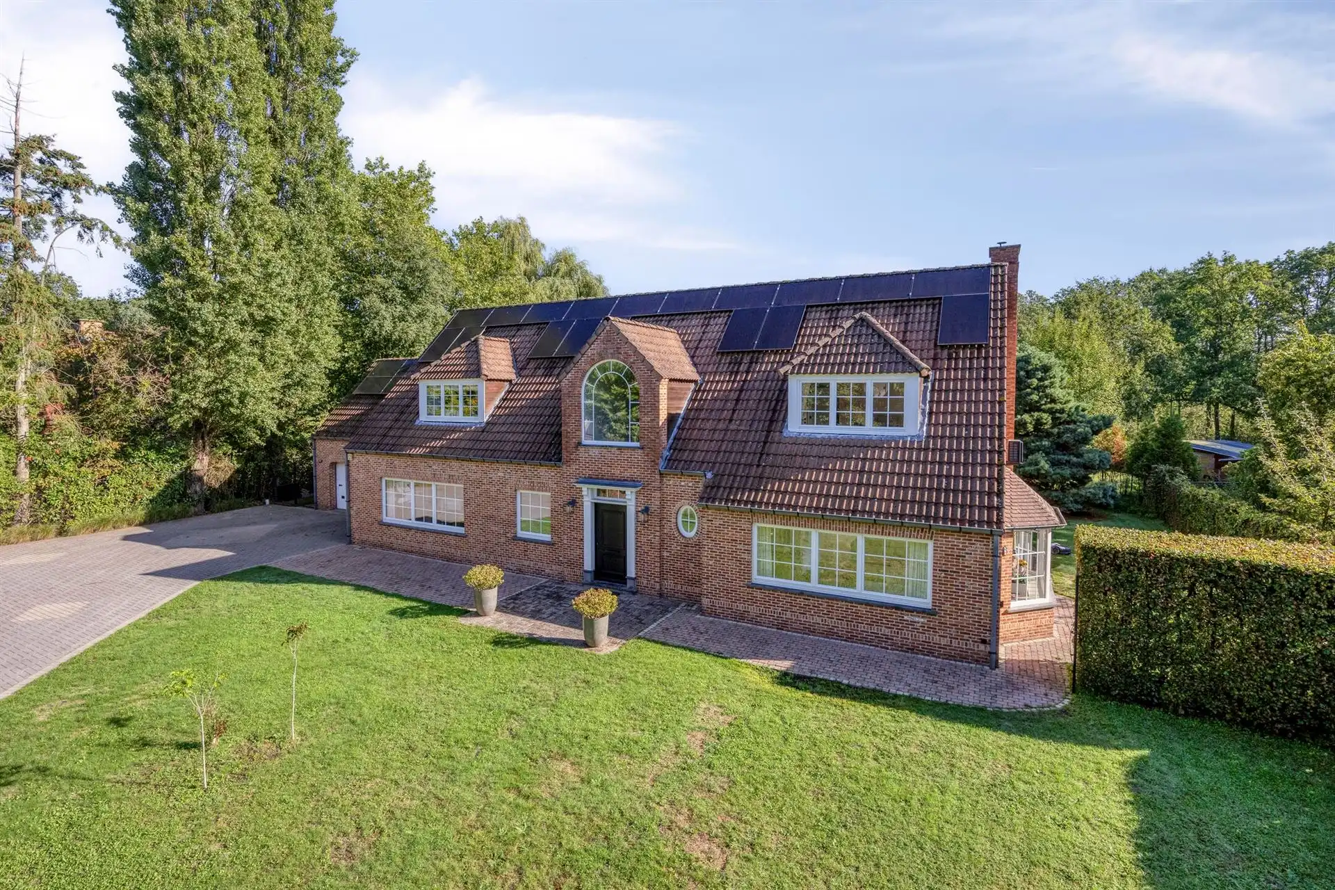 Prachtig gerenoveerde villa met 4 à 5 slpks en zwembad te Schilde foto {{pictureIndex}}