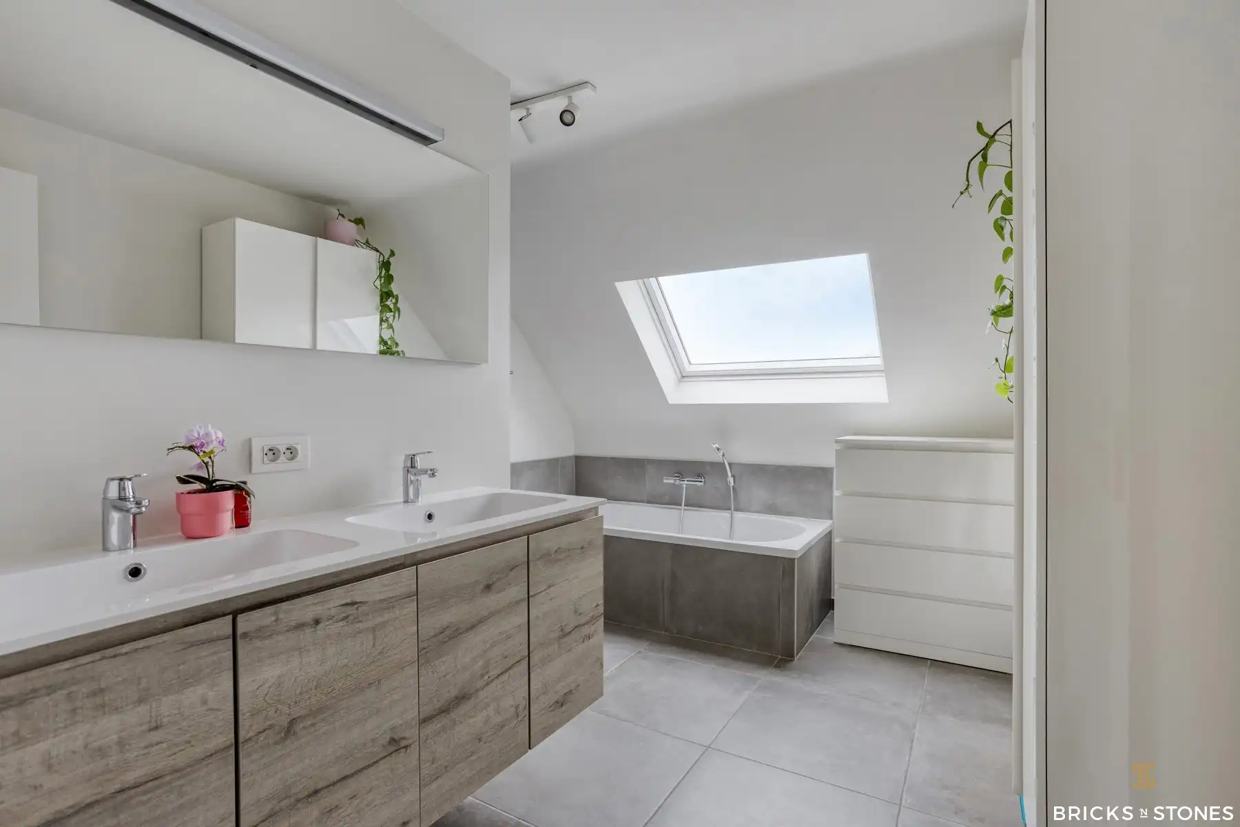 Recente HOB met 4 slaapkamers en tuin foto 23