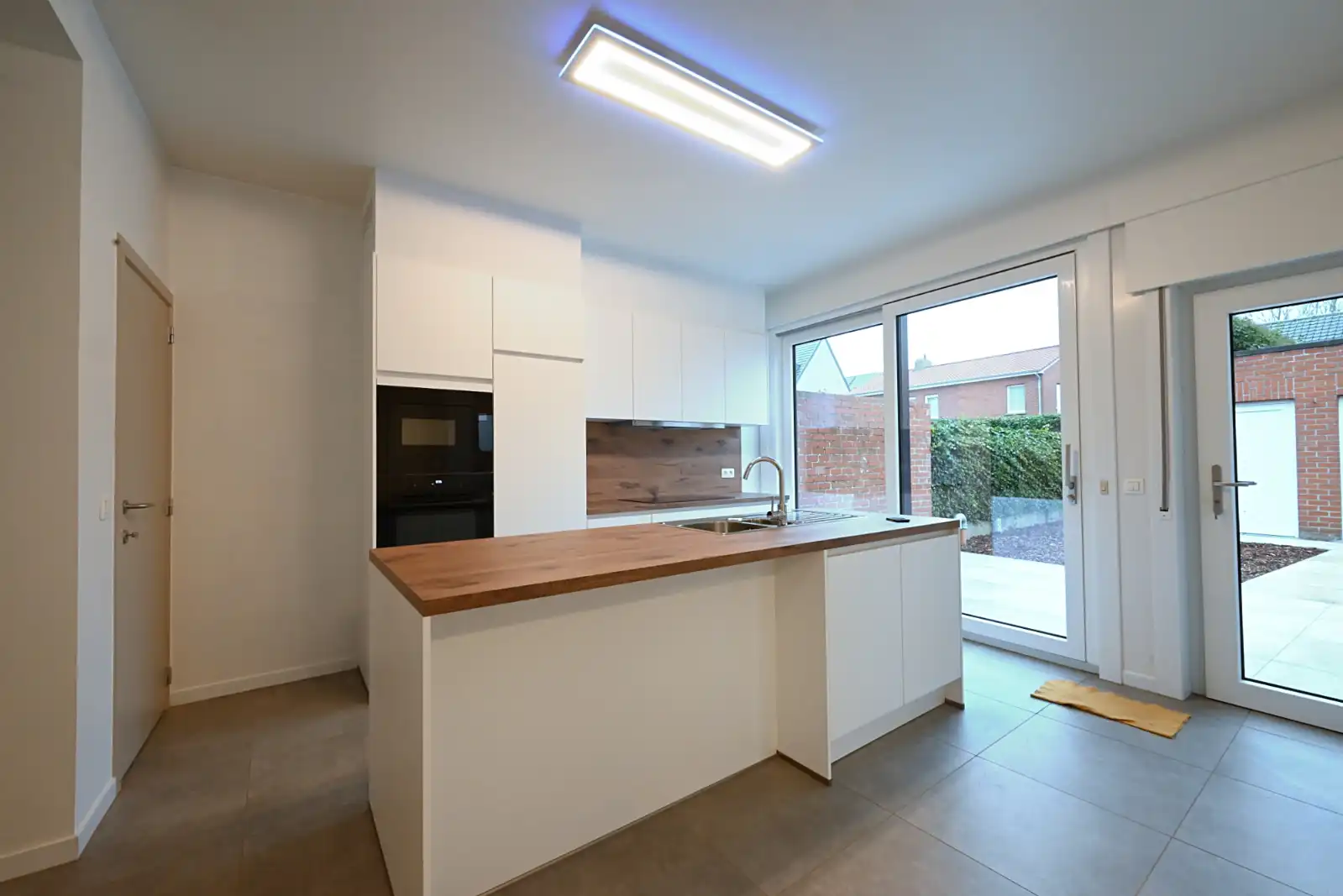 Prachtig afgewerkte woning met 3 slaapkamers in het centrum van Ardooie foto {{pictureIndex}}