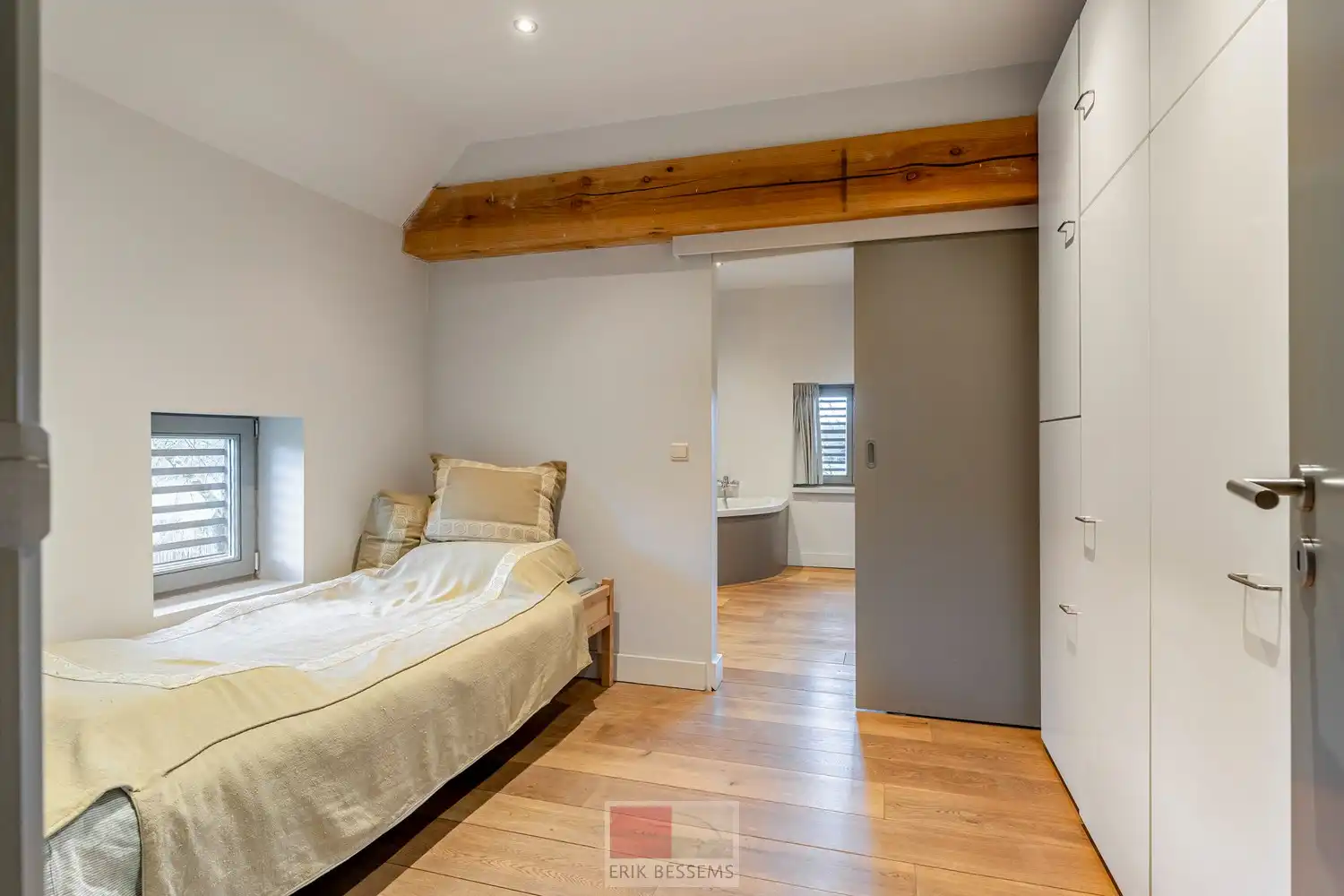 Een zeer karaktervol woonerf van maar liefst 3996 m² met bijzondere uitstraling, bestaande uit een prachtige hoofdwoning (voormalige schuur en stallen) en een charmant vakwerkhuis. foto 29