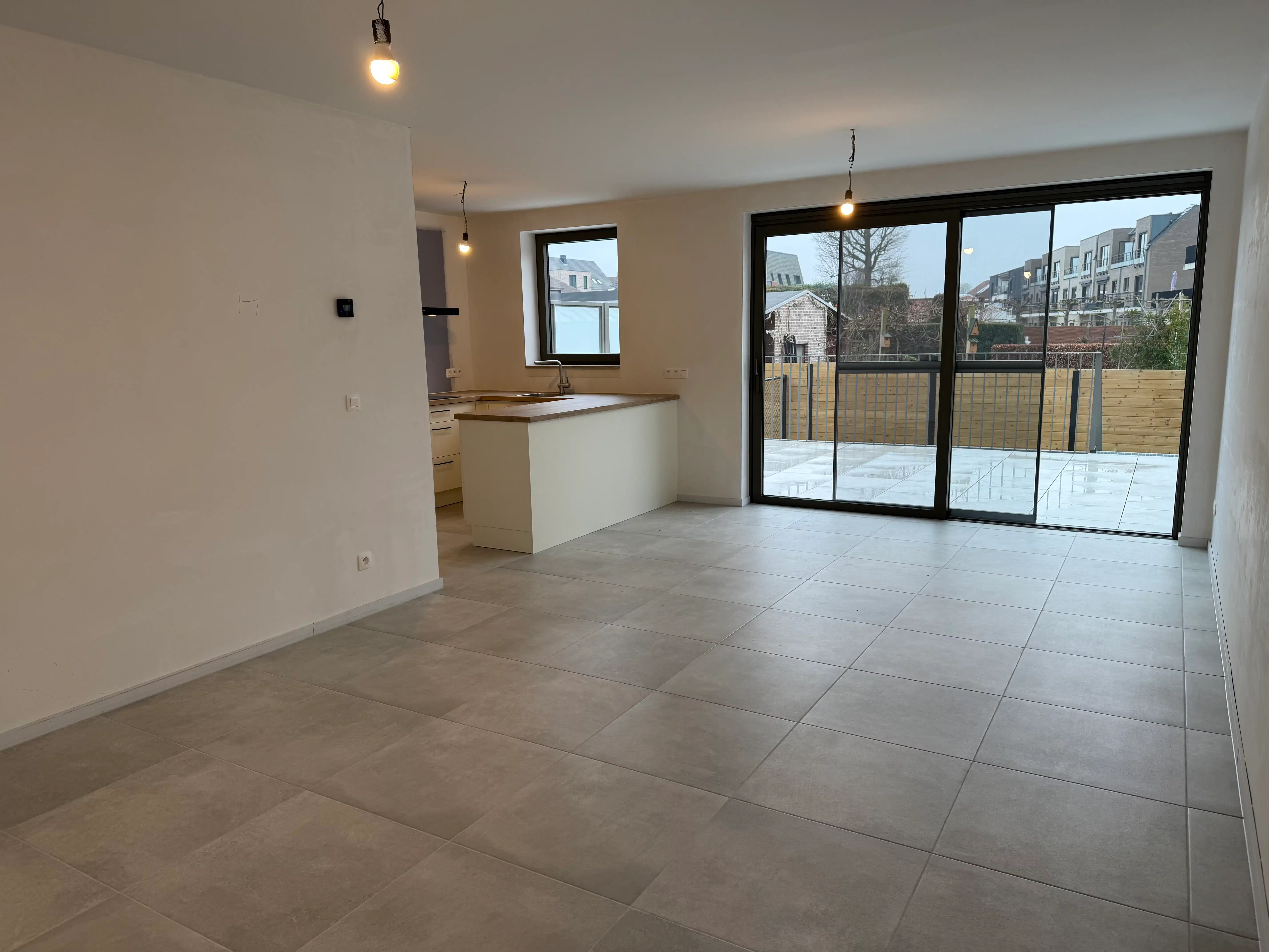 Te huur: Prachtig gelijkvloers 2-slaapkamerappartement met terras en privé-tuin foto {{pictureIndex}}