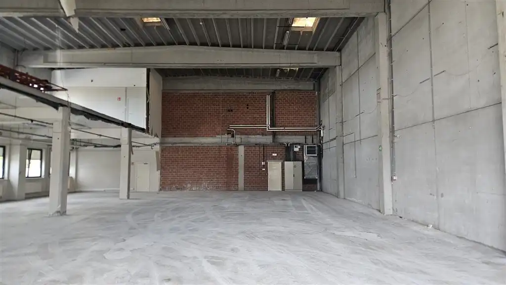 Semi-industriele magazijnen met kantoren. foto 8