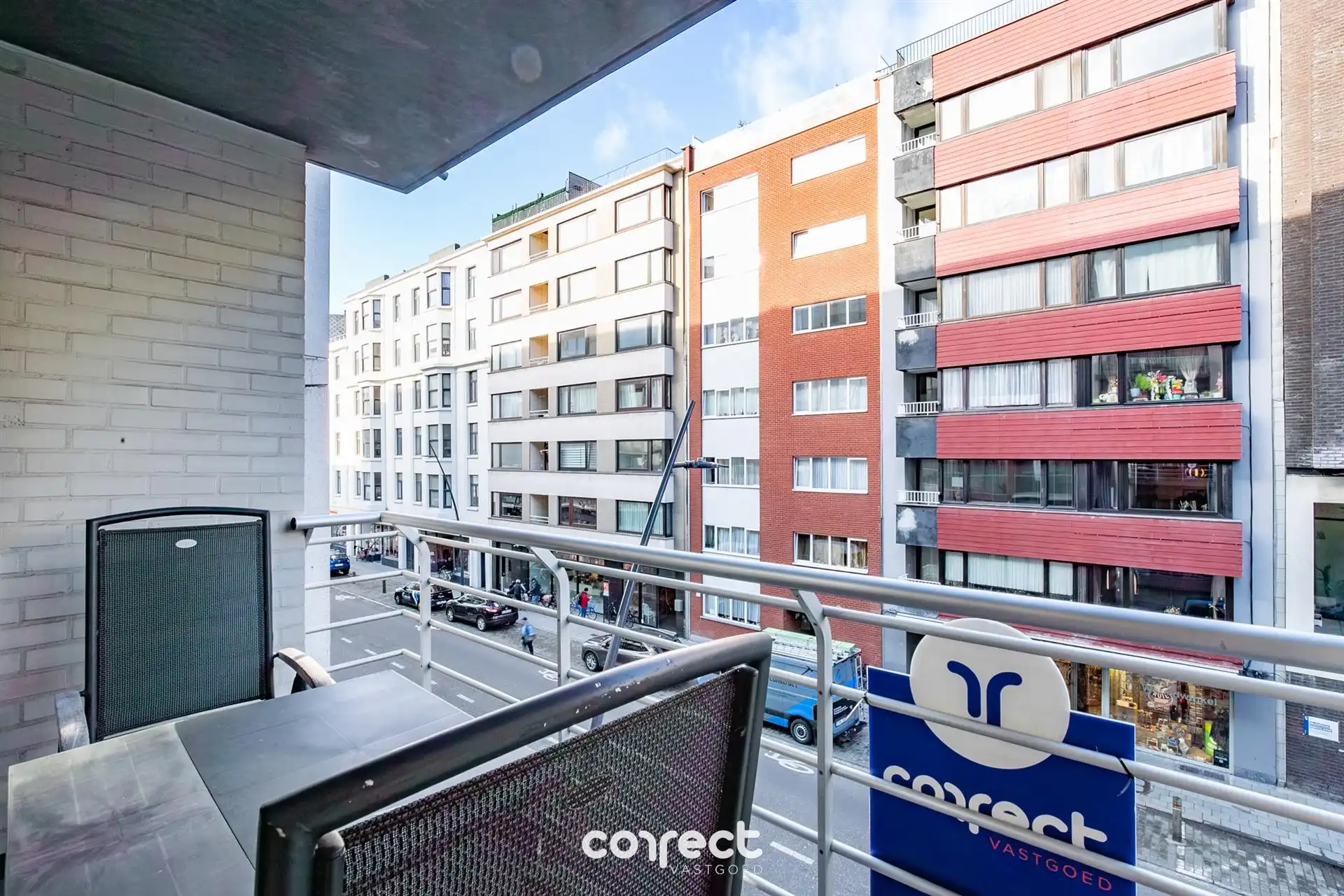 Centraal gelegen, recent , instapklaar gemeubeld appartement met 2 terrassen. foto 8