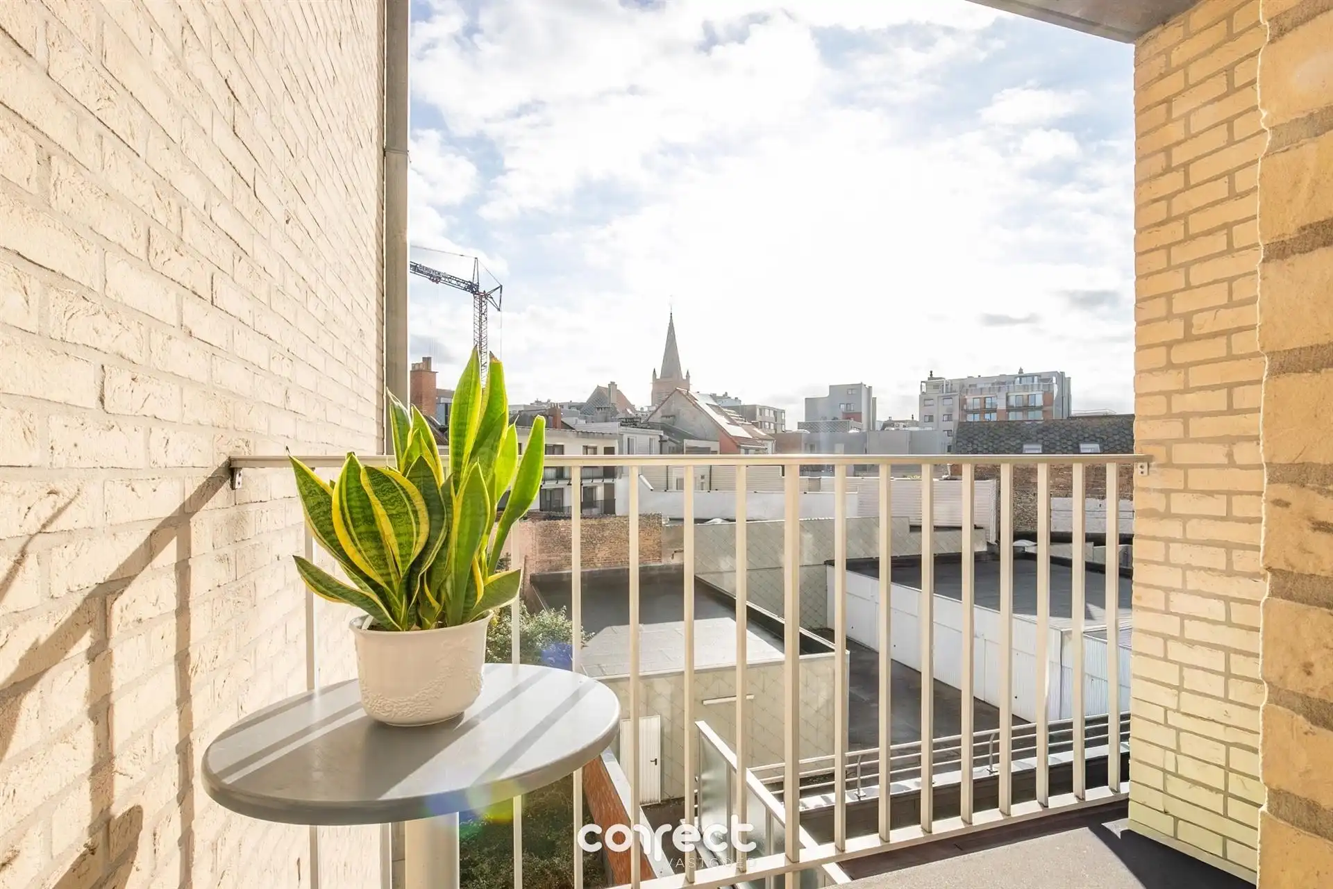 Centraal gelegen, recent , instapklaar gemeubeld appartement met 2 terrassen. foto 8