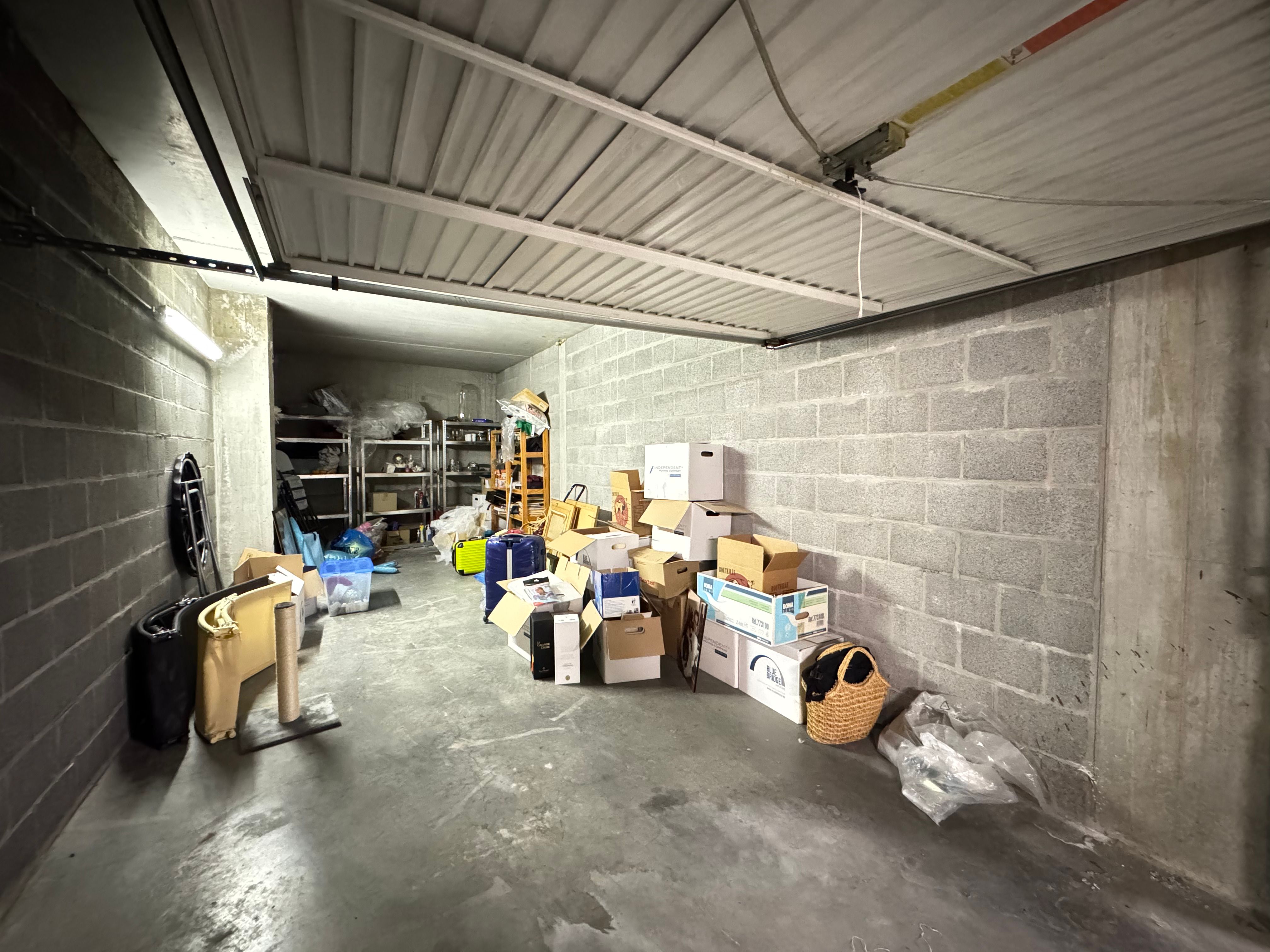 Afgesloten ruime garagebox foto 3