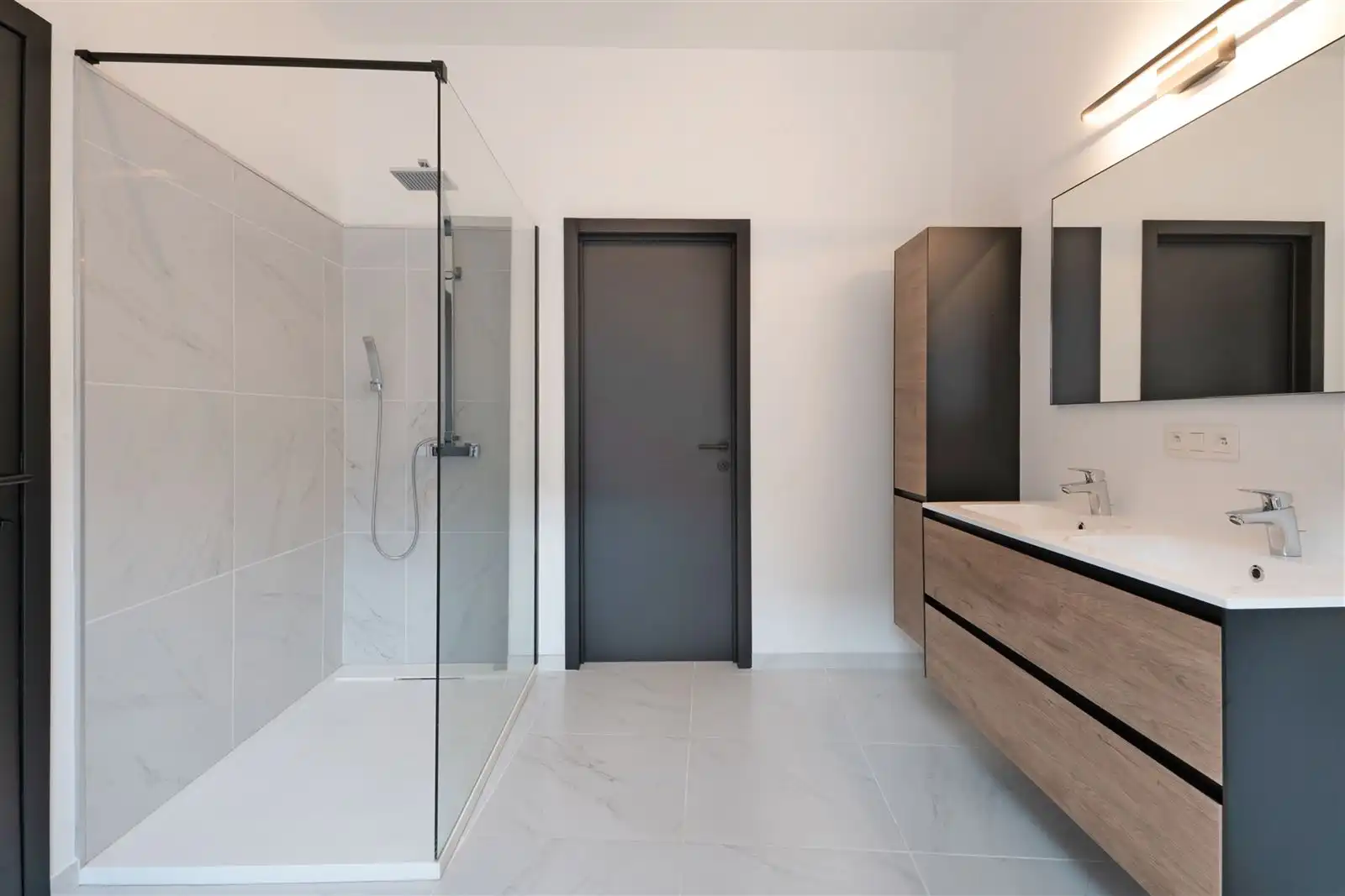 Instapklare volledig vernieuwde gezinswoning met tuin op 4are60 foto 12