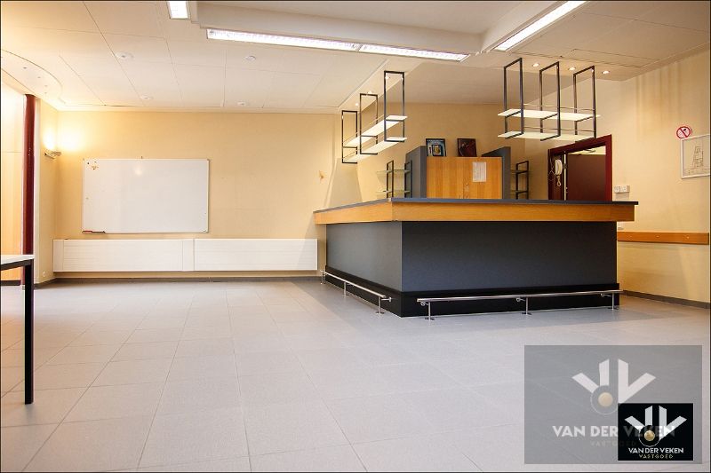 Opbrengsteigendom bestaande uit drie entiteiten: feestzaal/dienstencentrum, kantoorruimte en een duplexappartement kort aan de school en in het centrum van Paal, op een steenworp van het op- en afrittencomplex van de autosnelweg E313! foto 21