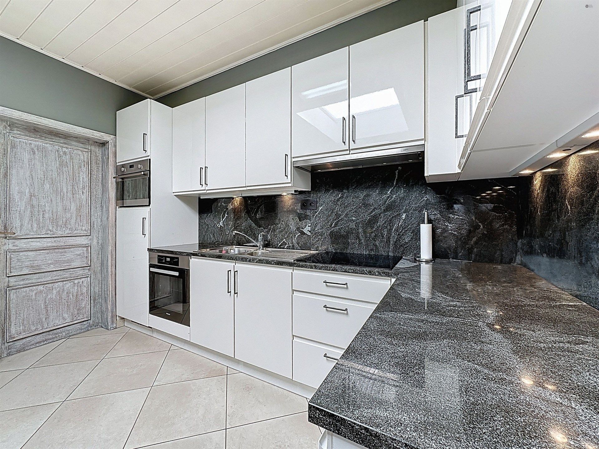 prachtige instapklare woning met stadstuin in Beveren Centrum! foto {{pictureIndex}}