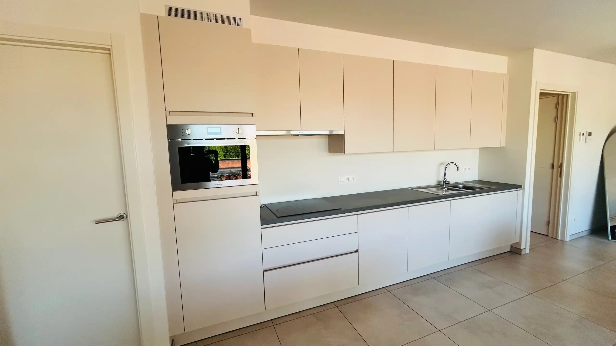 Ruim en verzorgd appartement met terras en autostaanplaats in residentie De Beuk foto 6