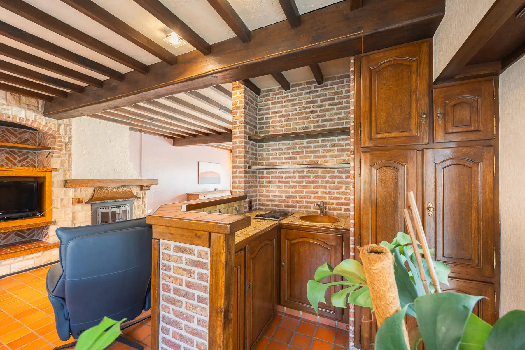 Verrassend ruime halfopen woning met omheinde tuin foto 11