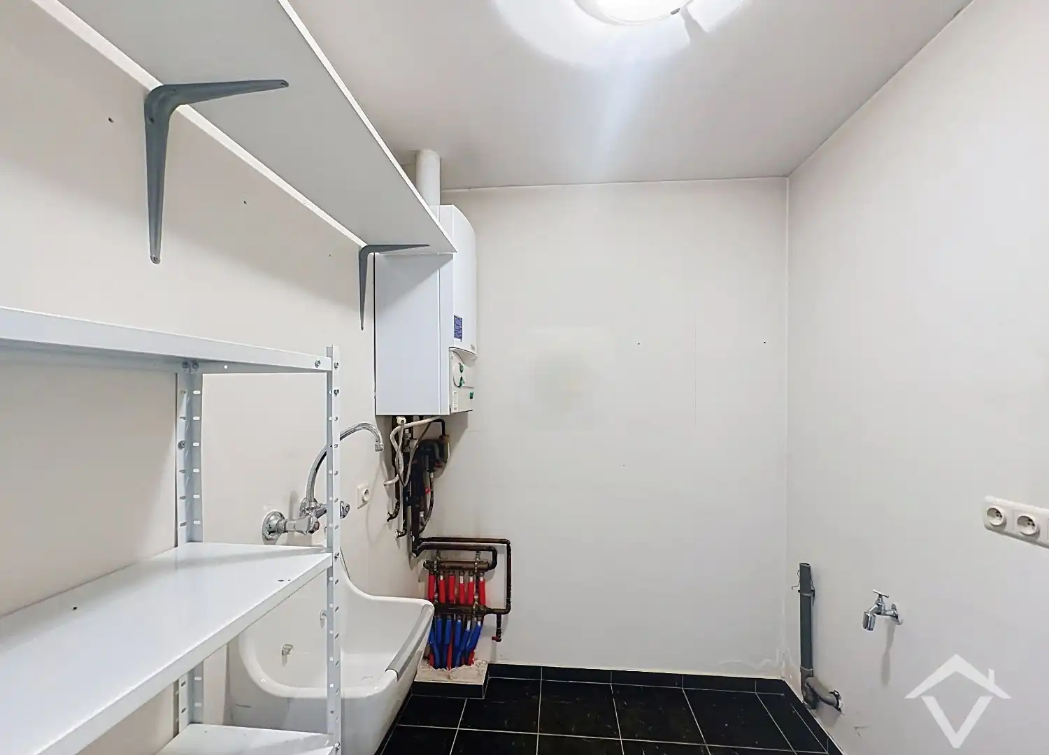 Instapklaar gelijkvloers appartement met twee slaapkamers, terras en ondergrondse parkeerplaats.  foto 12