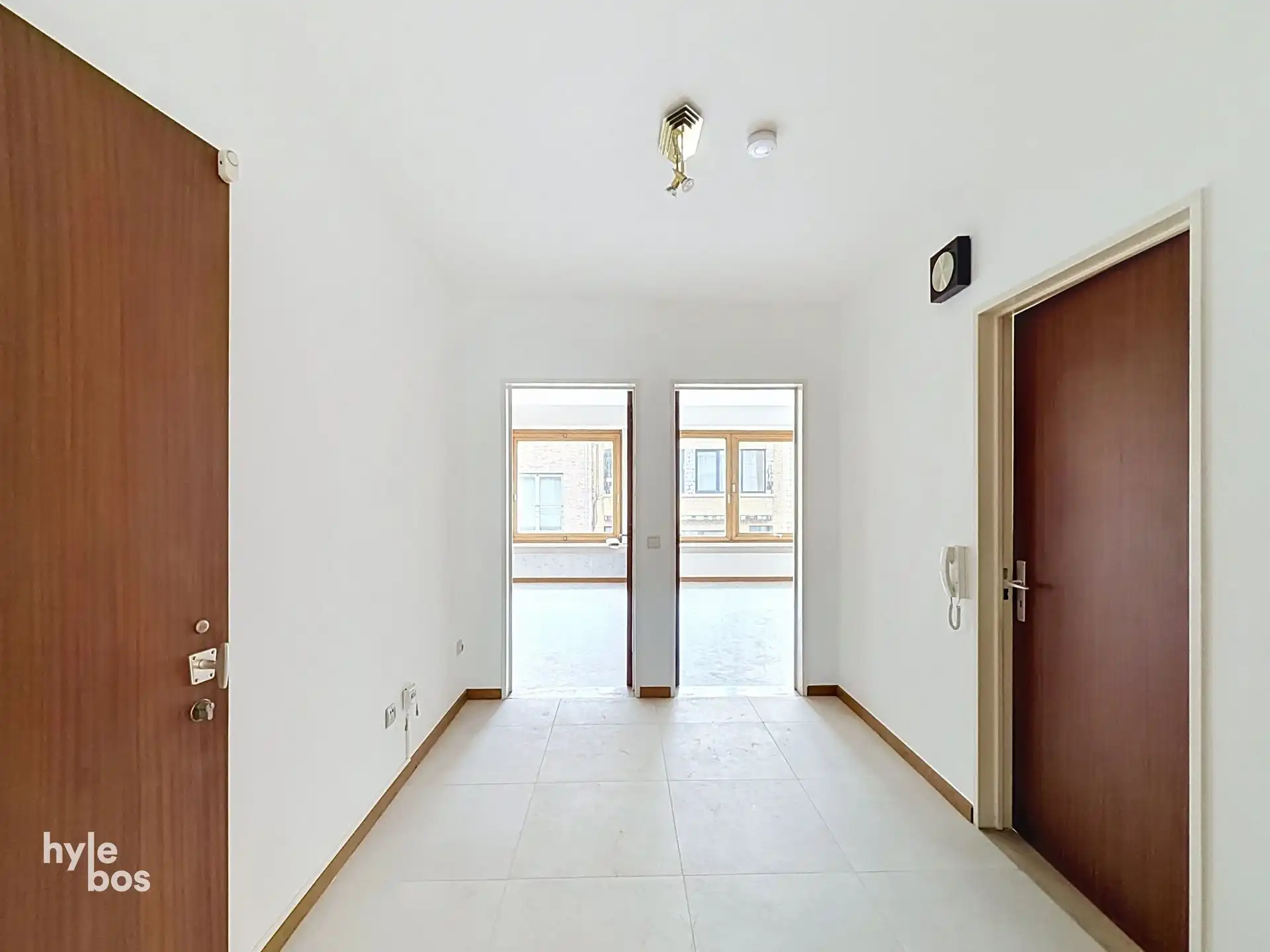 Centraal gelegen, instapklaar twee slaapkamer appartement foto 2
