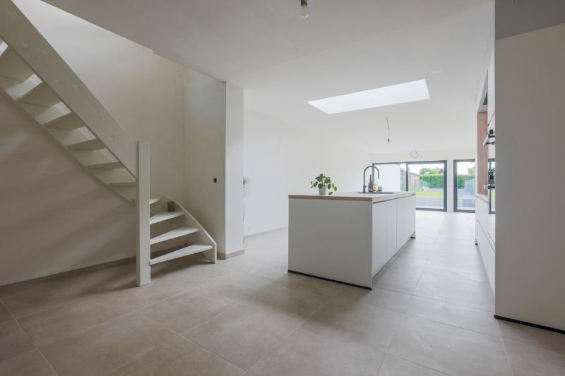 Volledig vernieuwde  woning op een boogscheut van "de Gavers" met 3 slaapkamers, ingerichte keuken, tuin met uitweg (garagemogelijkheid). Energielabel A foto {{pictureIndex}}