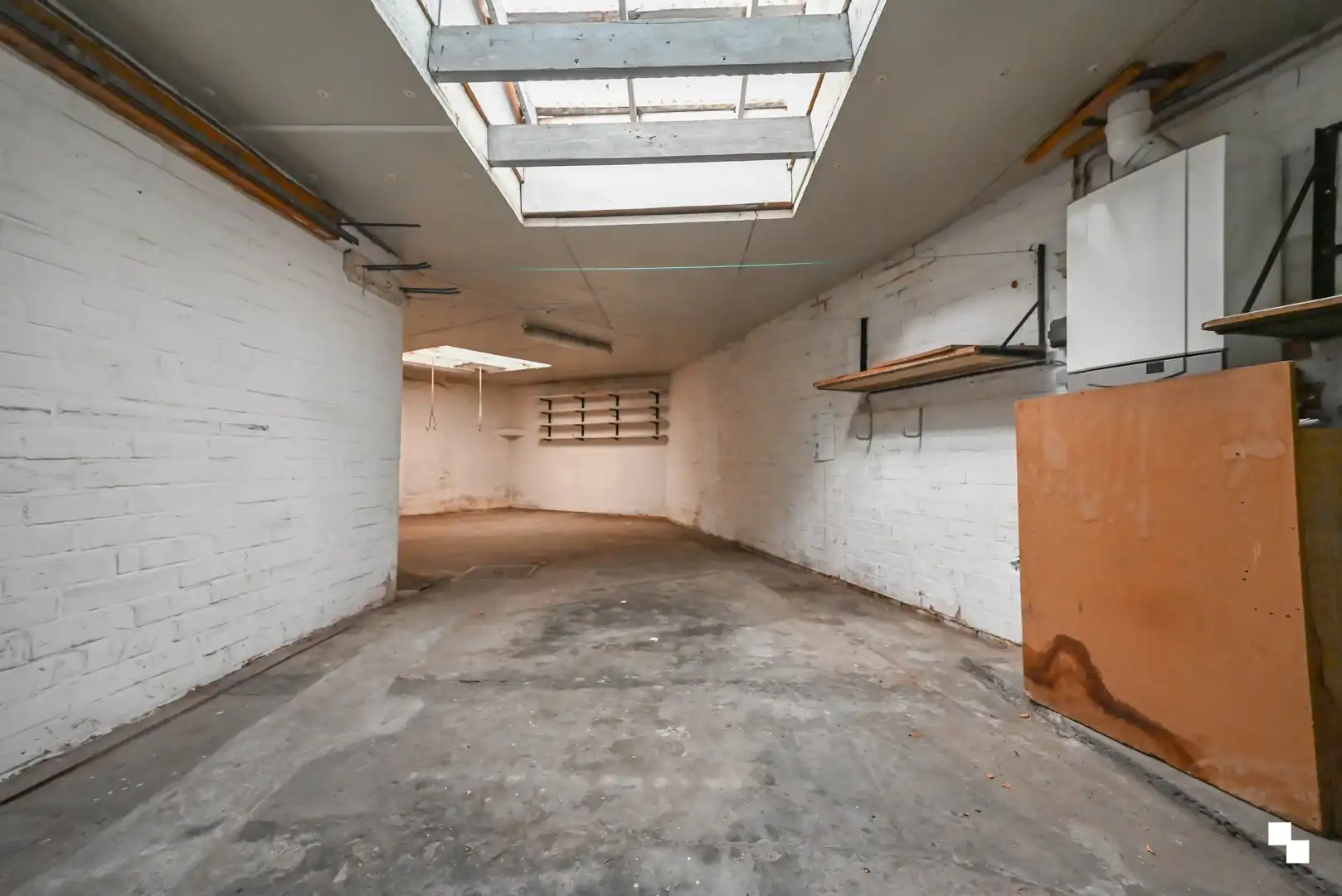 Totaal te renoveren woning met riante garage te Bosmolens foto 11
