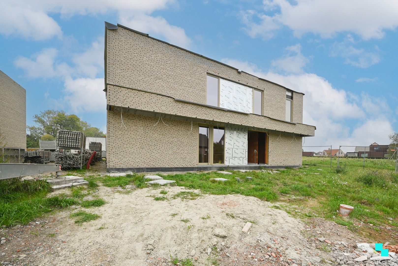 Halfopen nieuwbouwwoning met landelijke verzichten foto 7