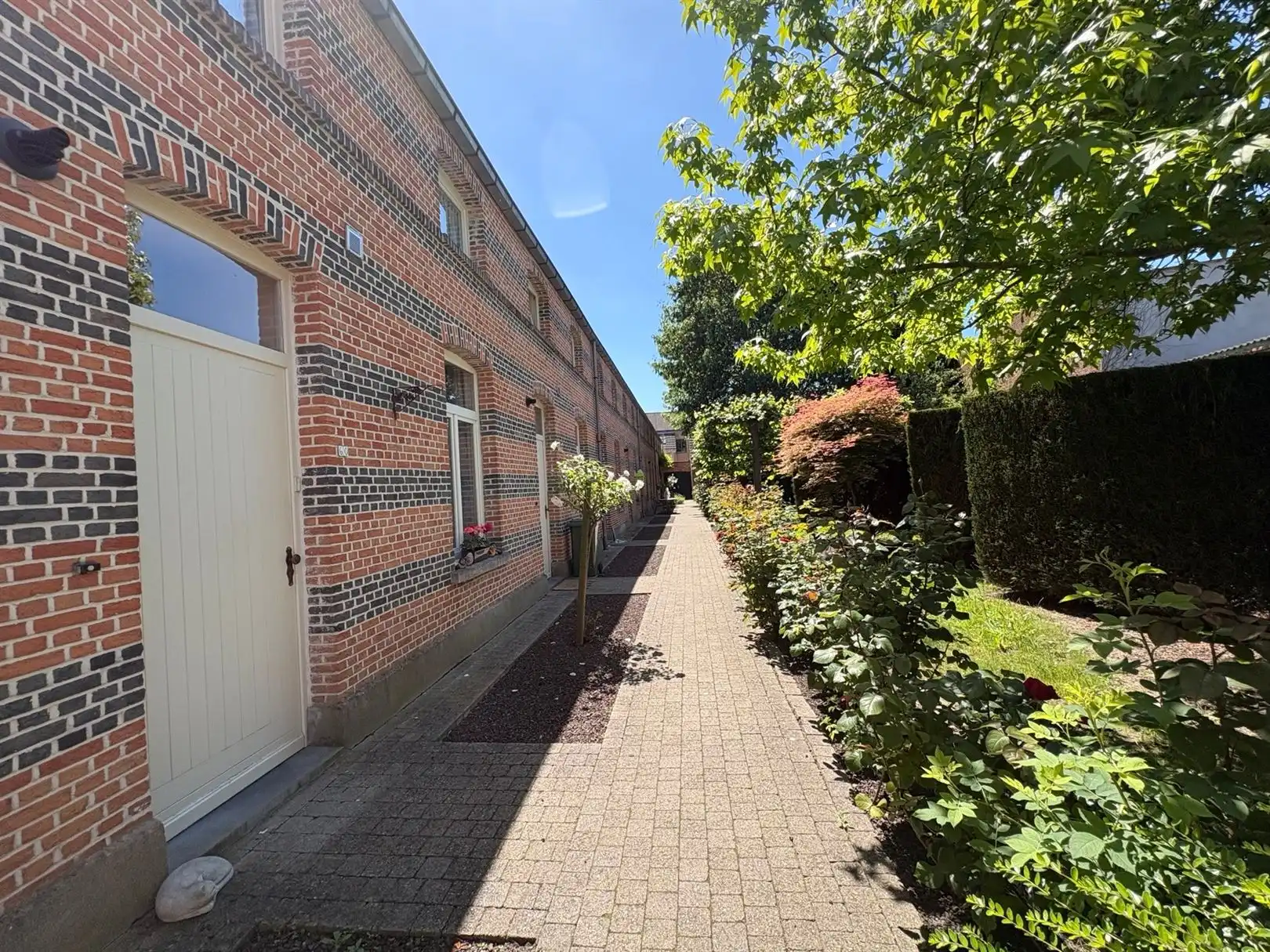 Sympathieke woning in een oase van rust middenin centrum  foto {{pictureIndex}}