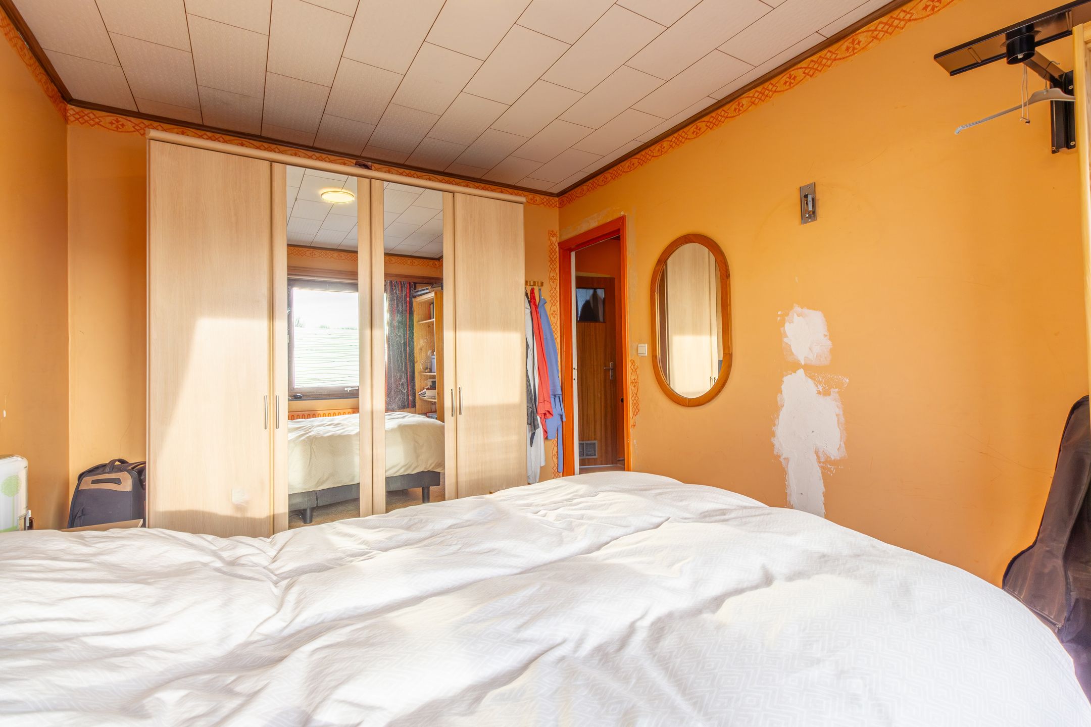 Charmante gezinswoning met potentieel, grote oprit en tuin foto 8