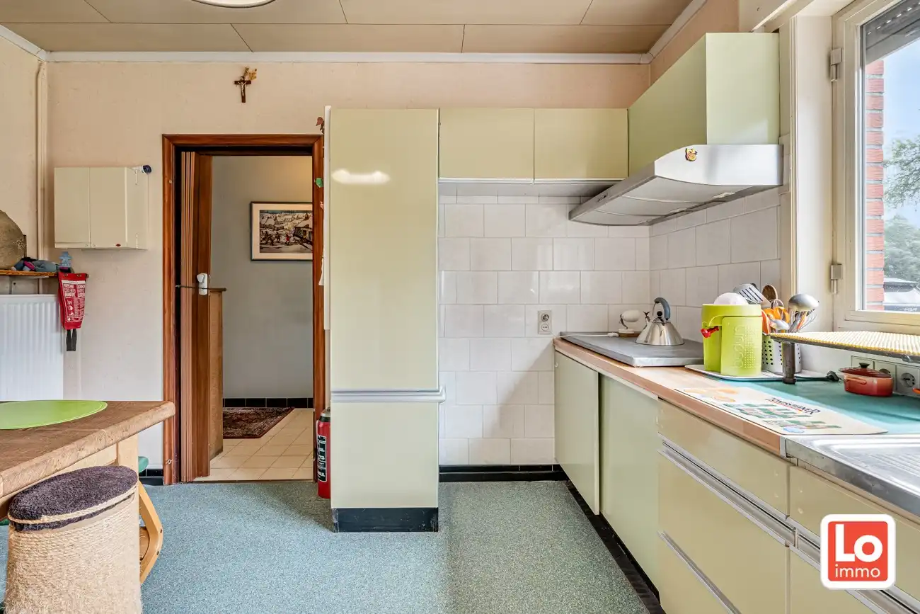 Landelijke te renoveren halfopen gelijkvloerse woning met inpandige garage en grote tuin met open zicht op een makkelijk bereikbare locatie in Zeveneken! foto 9