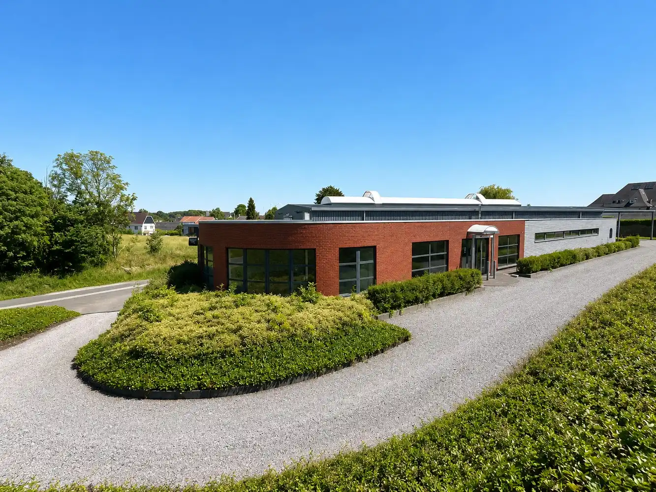 Bedrijfsgebouw met showroom foto {{pictureIndex}}