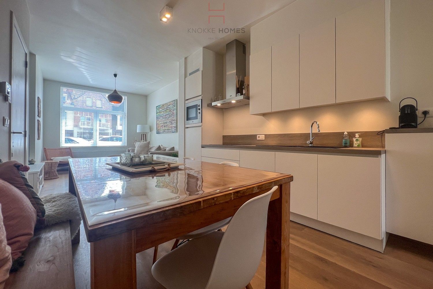 Instapklaar gelijkvloersappartement met twee slaapkamers in het centrum van Knokke, gelegen aan het levendige Gemeenteplein foto 6